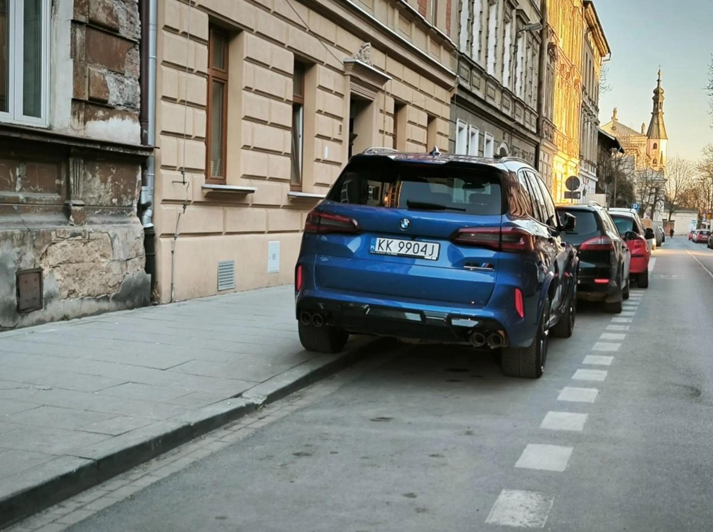 Gejniusz z okolicy. Parkuje tak od lat, wcześniej innym suvem z DMC -2,5T i zawsze mniej więcej w tym samym miejscu. Efekt widać na zdjęciu, zniszczony krawężnik. Mandaty/upomnienia z policji działały bardzo krótko. Jest to ulica Strzelecka w Krakowie, za rogiem jakieś 200 metrow dalej jest komisariat policji, ale mają to w d00pie.