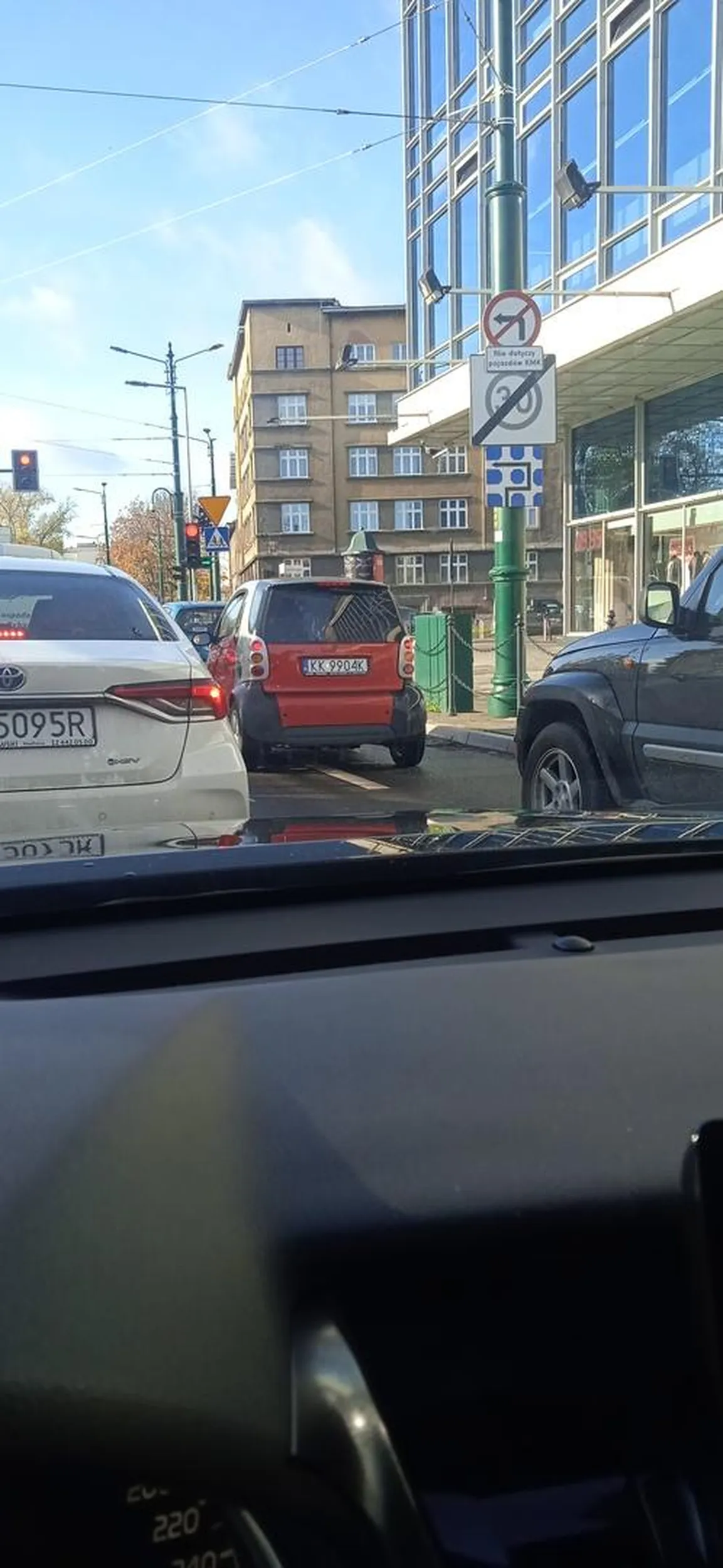 Kierowca starszy pan, nieswiadomy otoczenia, stanowi nie tylko zagrozenie dla ruchu drogowego, ale tez dla samego siebie. Radze odstawic prawko dla wlasnego bezpieczeństwa.