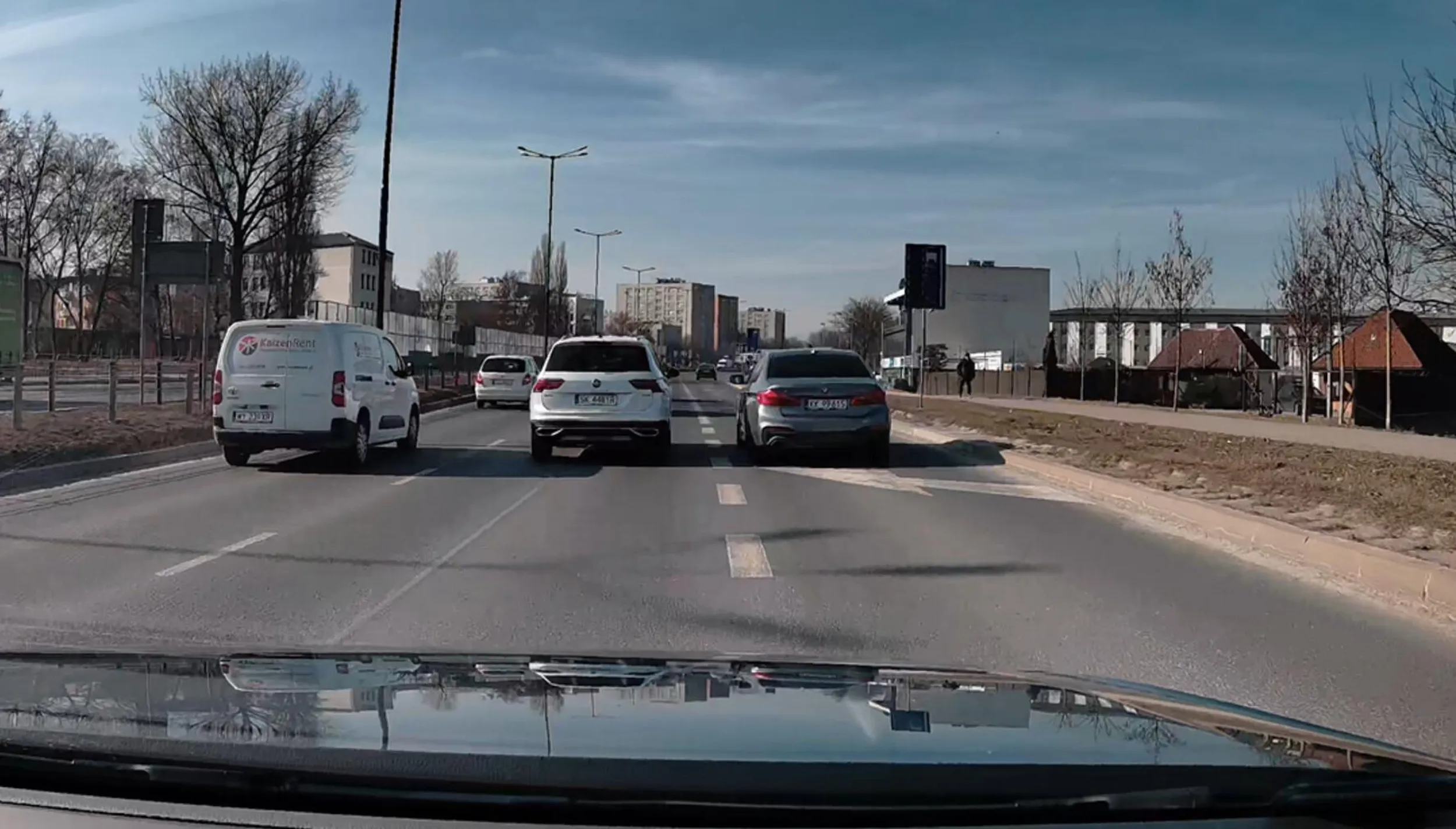 buspas się kończy, ale gamoń dalej gna nim przed siebie, bo przecież nie będzie jechał zakorkowaną drogą