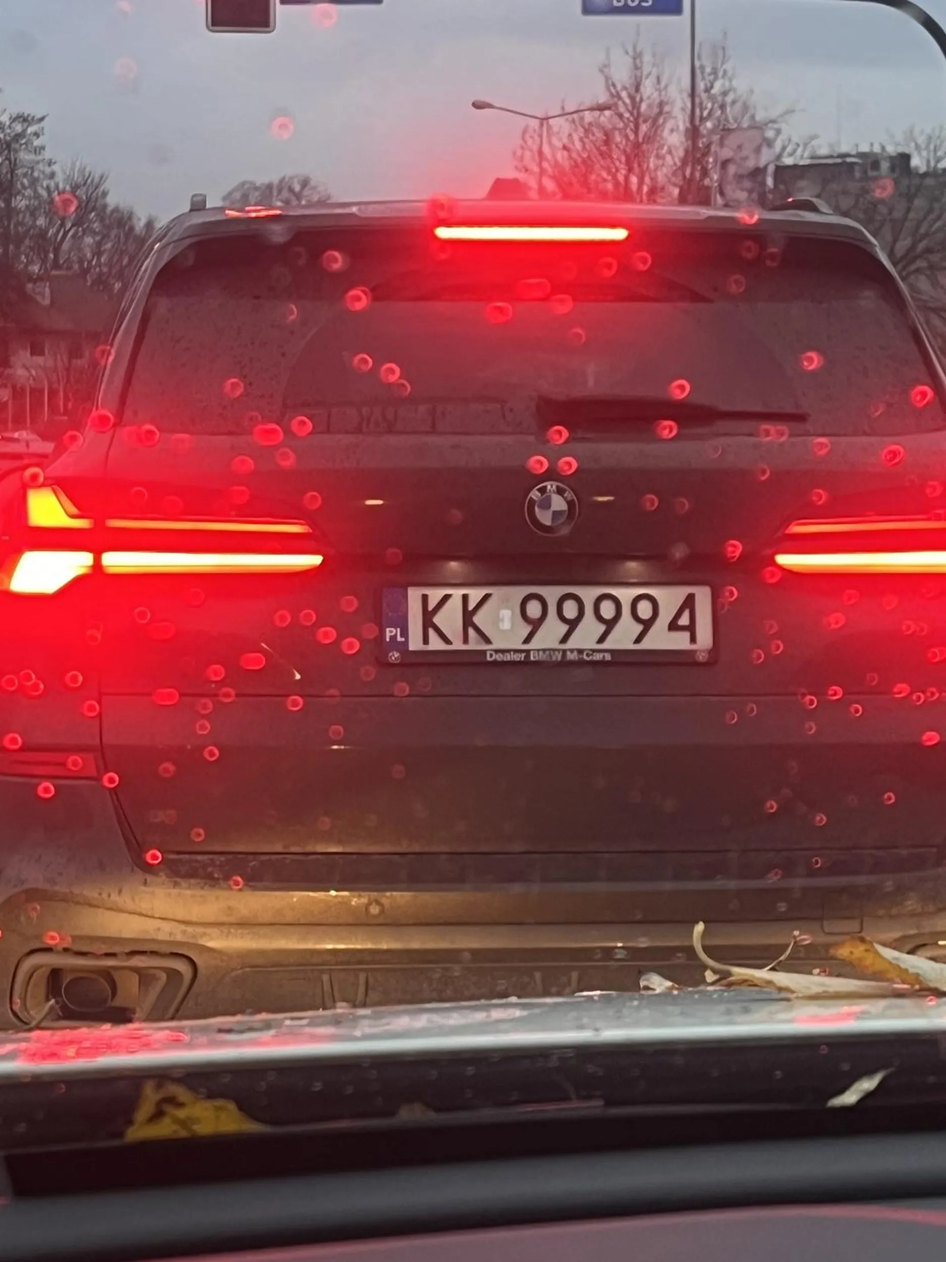 Jak już jedziesz bus pasem, to chociaż poczekaj aż ktoś Cię wpuści zamiast wjeżdżać komuś w bok na siłe. Kolejny łysy przygłup z bmw.