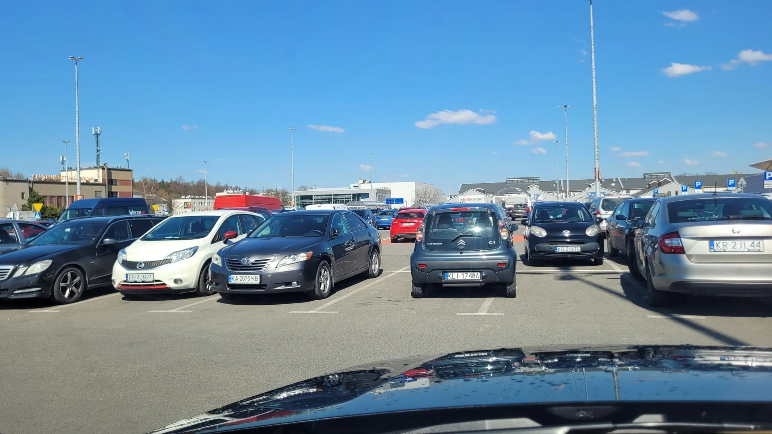 Szkoda gadać. Miejsc na parkingu zero, ale rejestracja zobowiązuje. W końcu KLIveland do wsi Krakowa przyjechało.