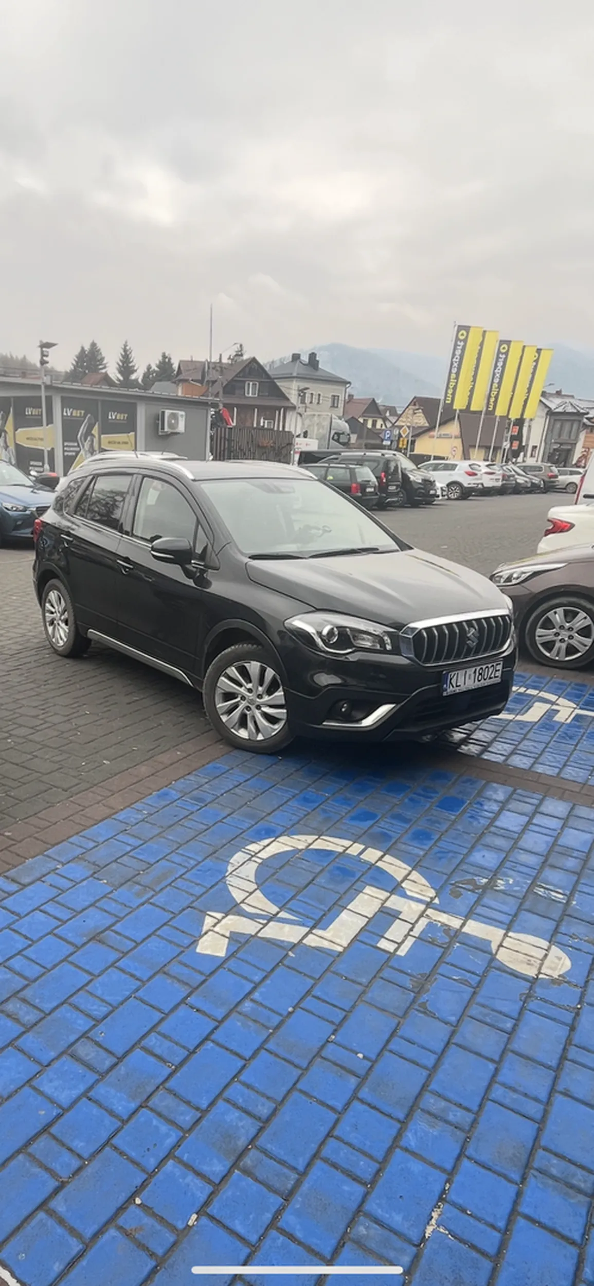 Ja rozumiem dziadek ze możesz parkować na miejscu dla inwalidow, ale rób to tak zeby nie stawać na całym wjeździe, nie pozdrawiam.