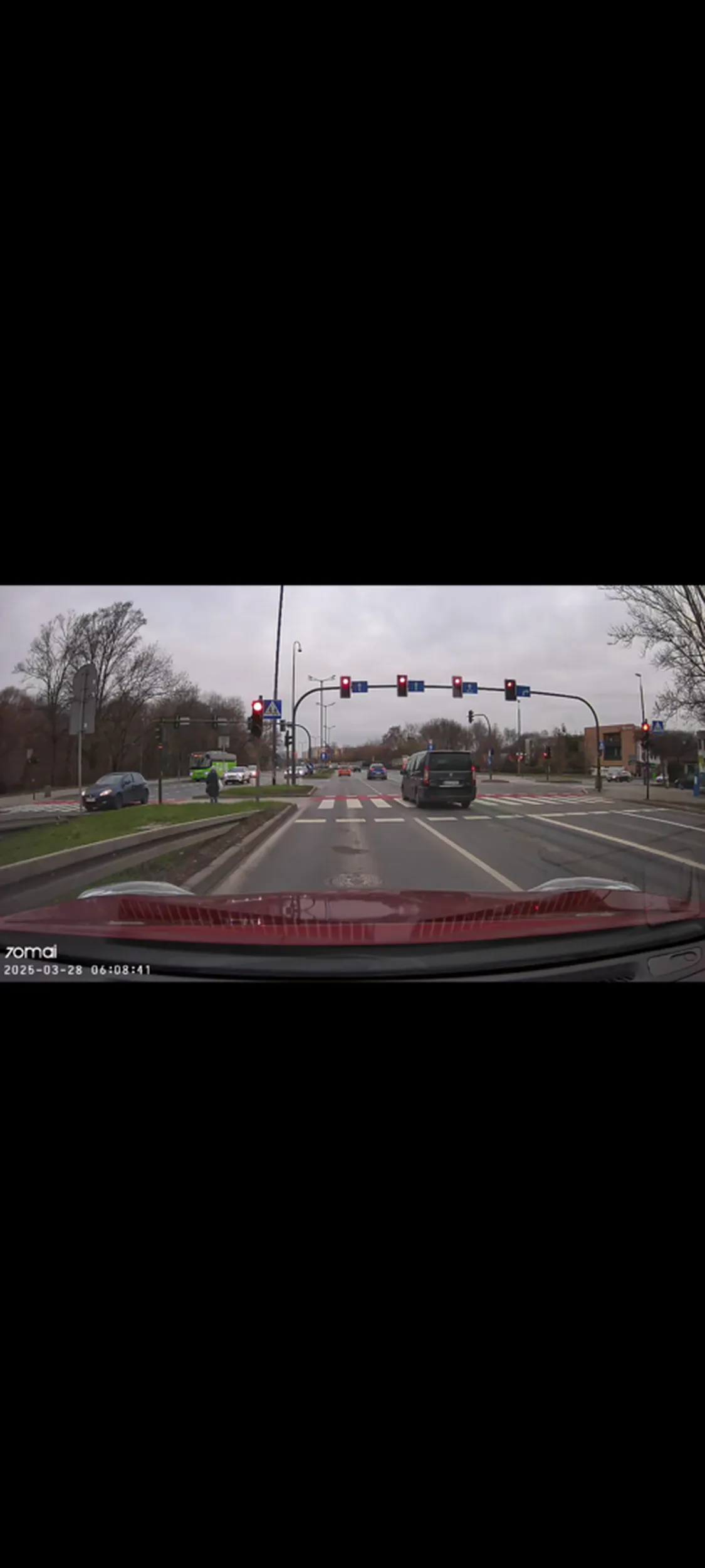 Zamiast wyhamować to specjalnie się śpieszy. Ładny przejazd na czerwonym.