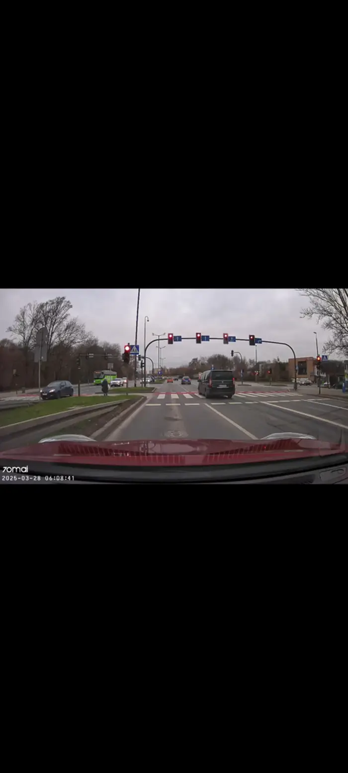 Zamiast wyhamować to specjalnie się śpieszy. Ładny przejazd na czerwonym.