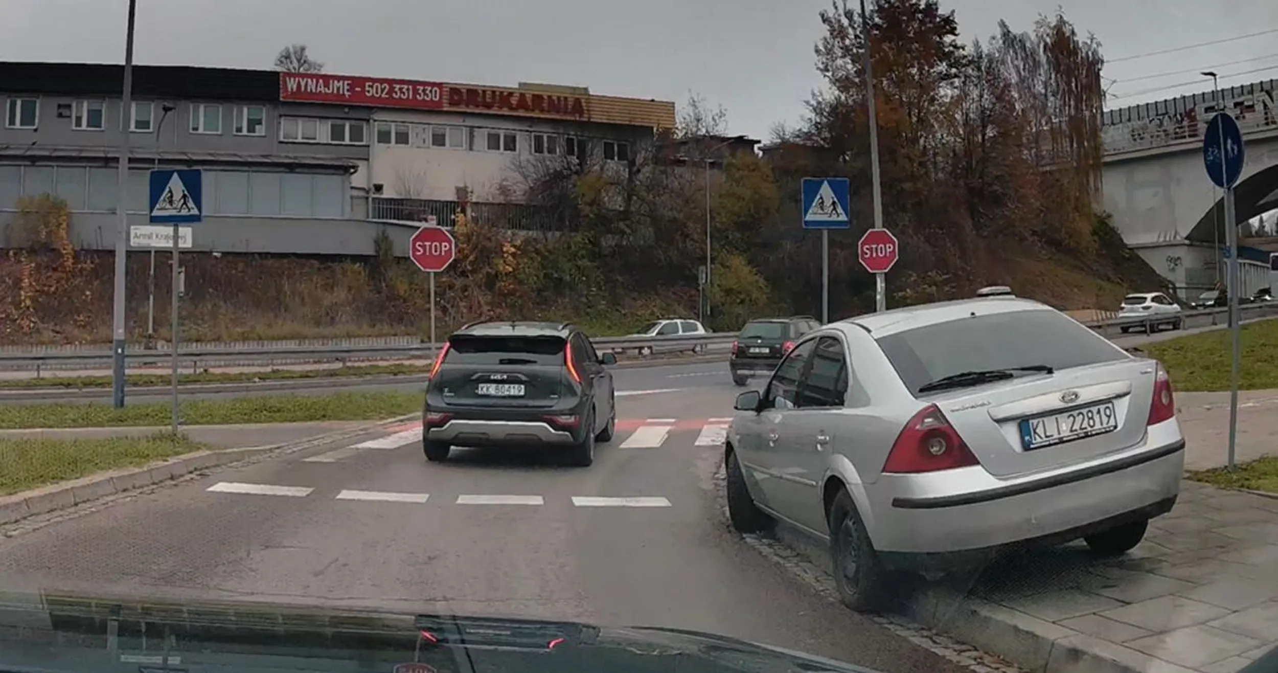 baran parkuje zasłaniając przejście dla pieszych