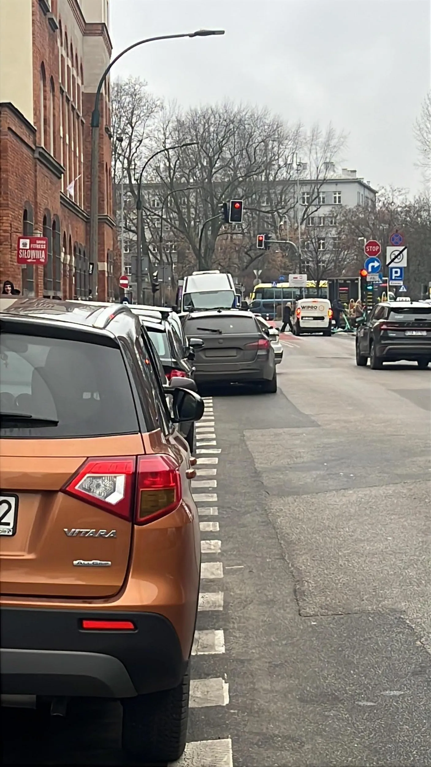 Kierowca blokuje pas ruchu w centrum Krakowa bo stwierdził że nie będzie wjeżdżał na krawężnik. Sam na siebie doniosę zanim ktoś to zrobi.