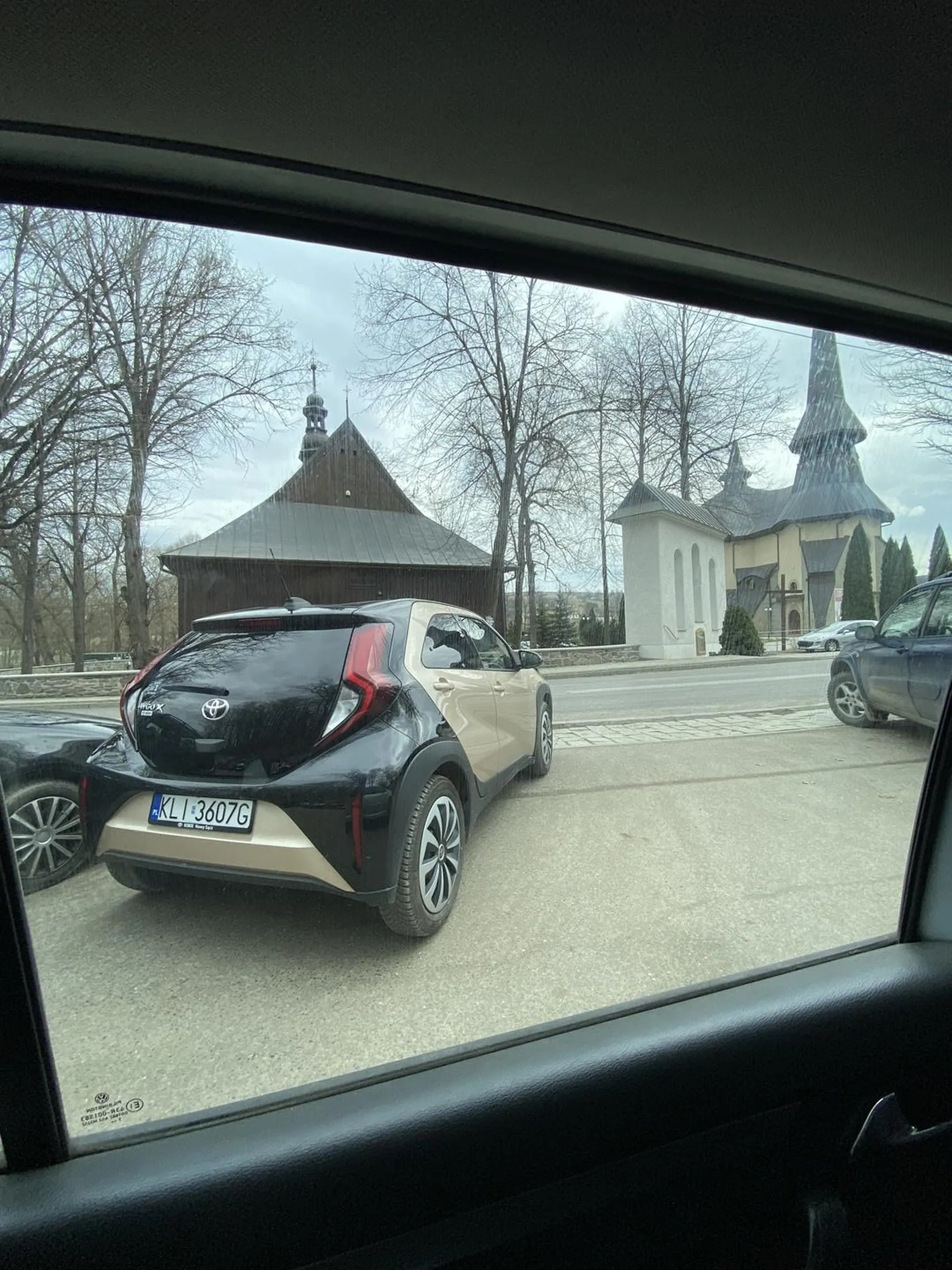 Brawo kolego super parkowanie dobrze ze da sie wyjechać ;)