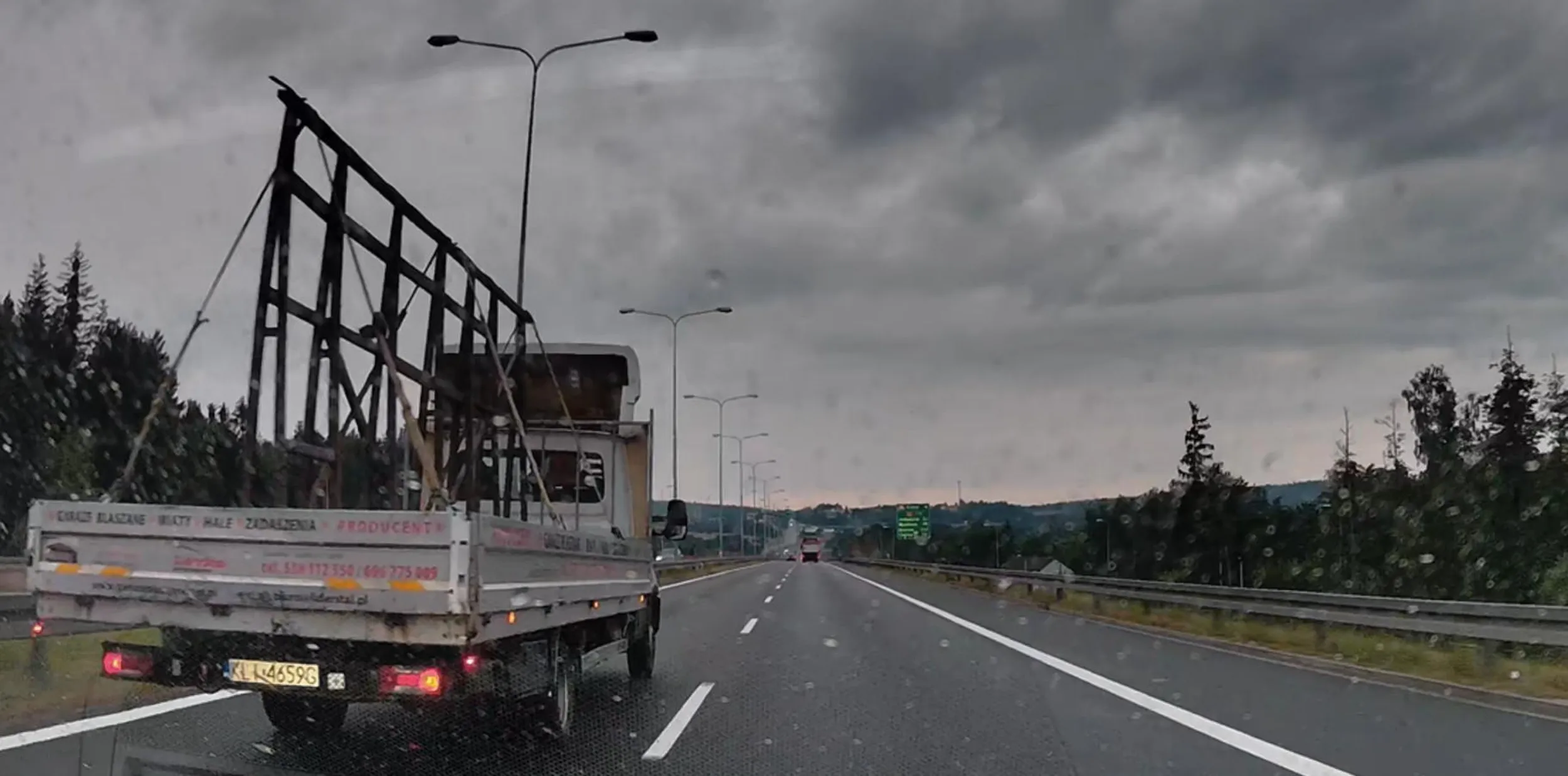 król lewego pasa, jadąc 50 km/h pasem rozbiegowym wjeżdża prosto na skrajny lewy