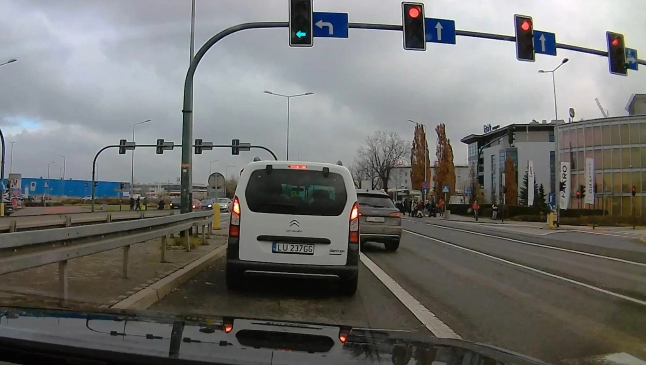 z pasa do jazdy prosto, na czerwonym świetle wpycha się pomiędzy samochody stojące do lewoskrętu, zmuszając samochód przede mną do gwałtownego hamowania