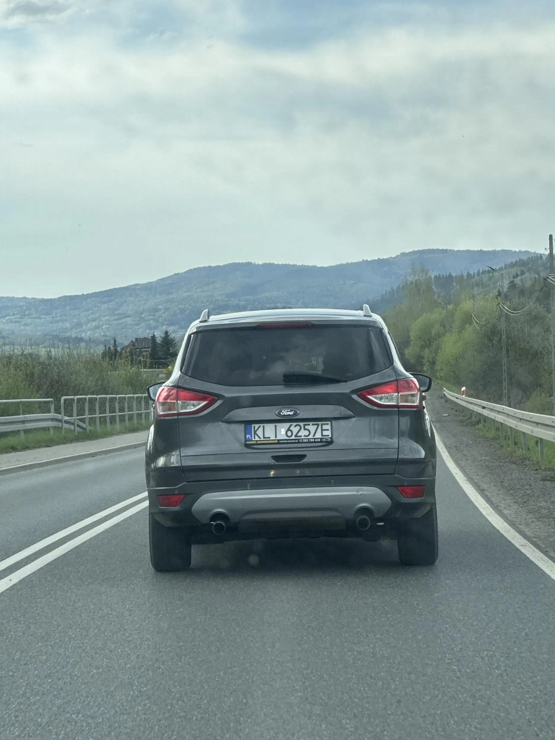 Złośliwy kierowca. W momencie próby wyprzedzenia, zajeżdża drogę na środek i blokuje.