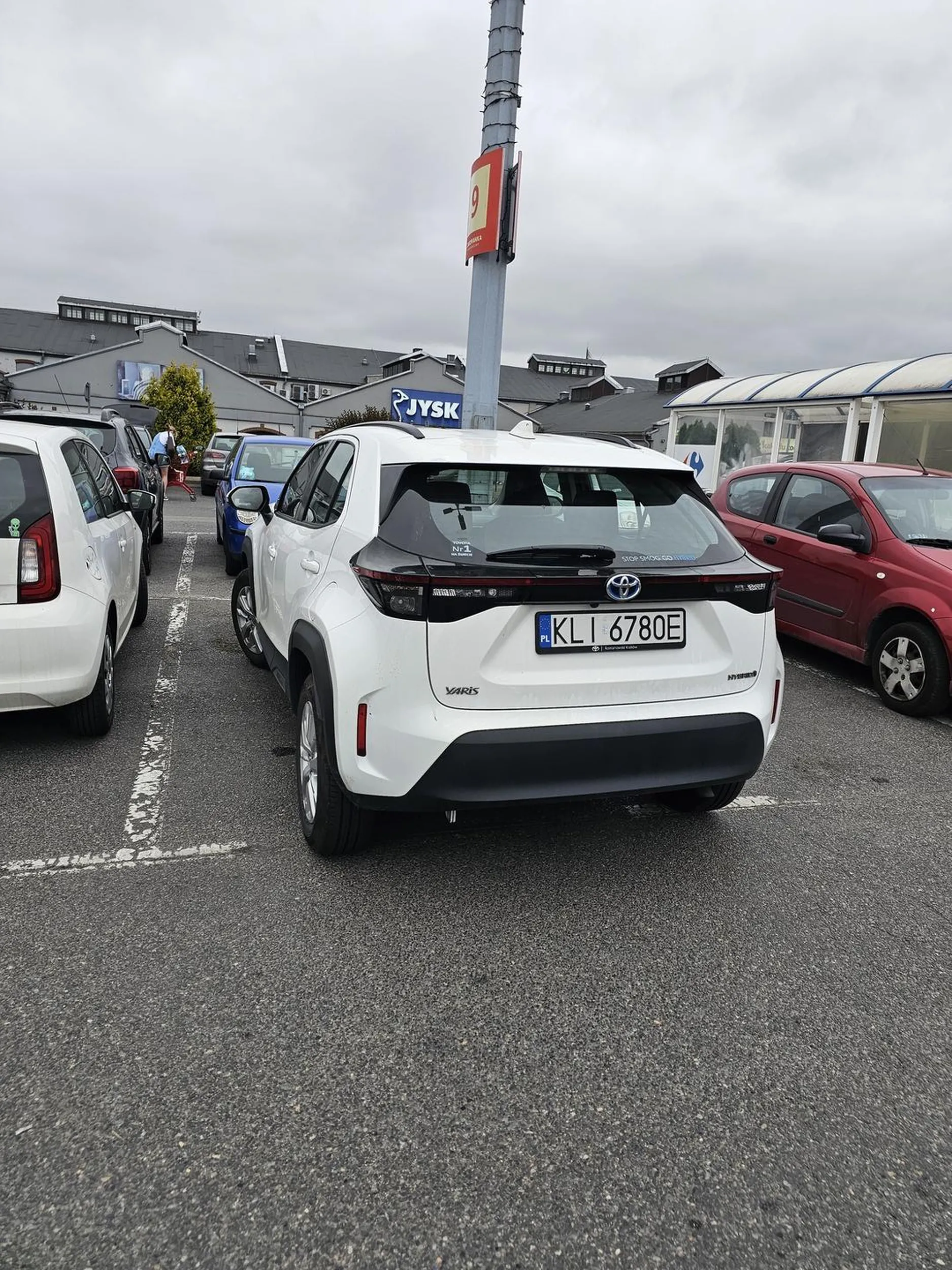 Wjeżdżałem przed pojazdy dojechalem do boku pojazdu i wrzuciłem kierunkowskaz aby zaparkować a kierowca tej Toyoty postanowił wjechać tam z buta i stanąć w wyjątkowo widowiskowy sposób ;)