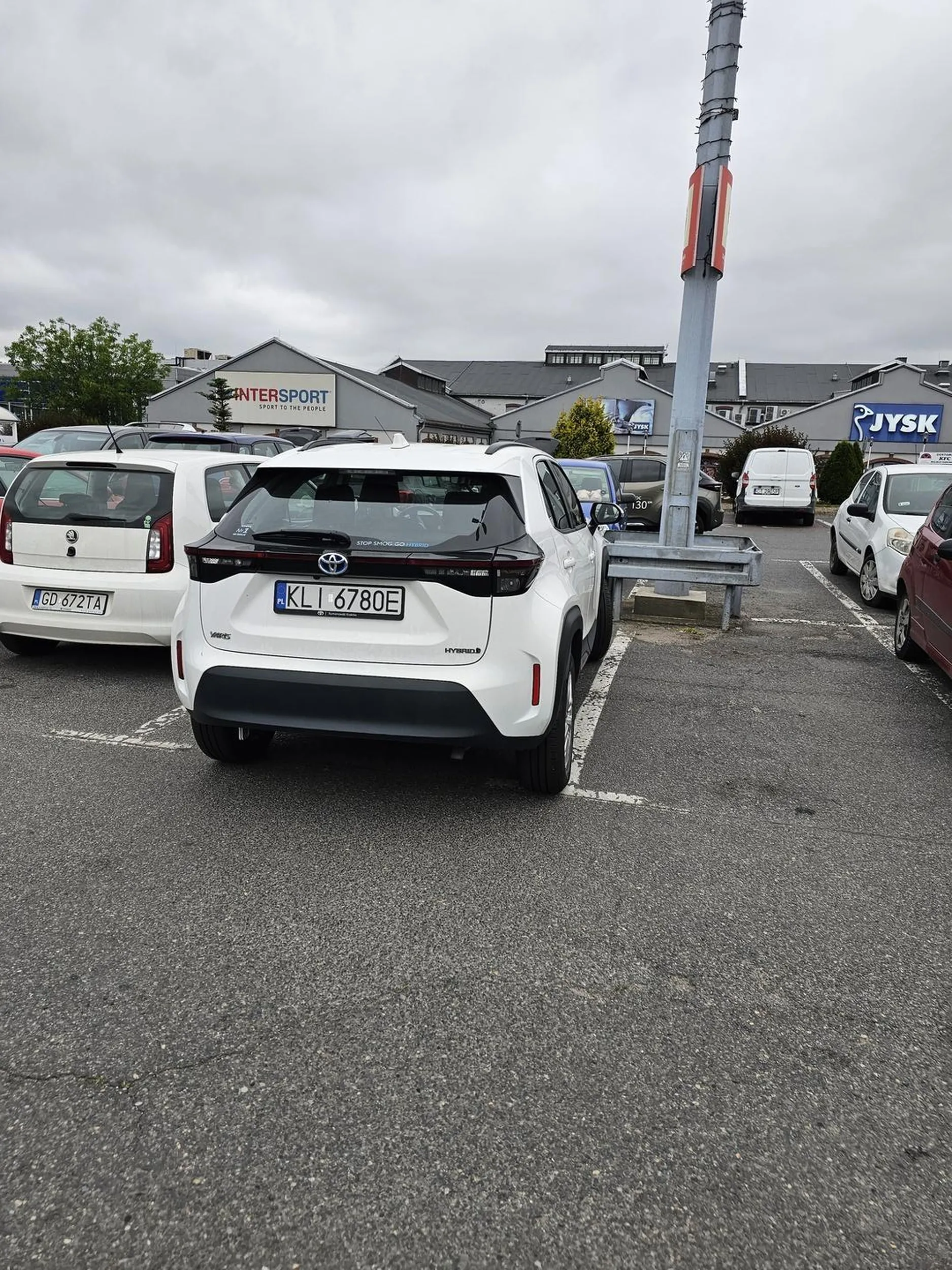 Wjeżdżałem przed pojazdy dojechalem do boku pojazdu i wrzuciłem kierunkowskaz aby zaparkować a kierowca tej Toyoty postanowił wjechać tam z buta i stanąć w wyjątkowo widowiskowy sposób ;)