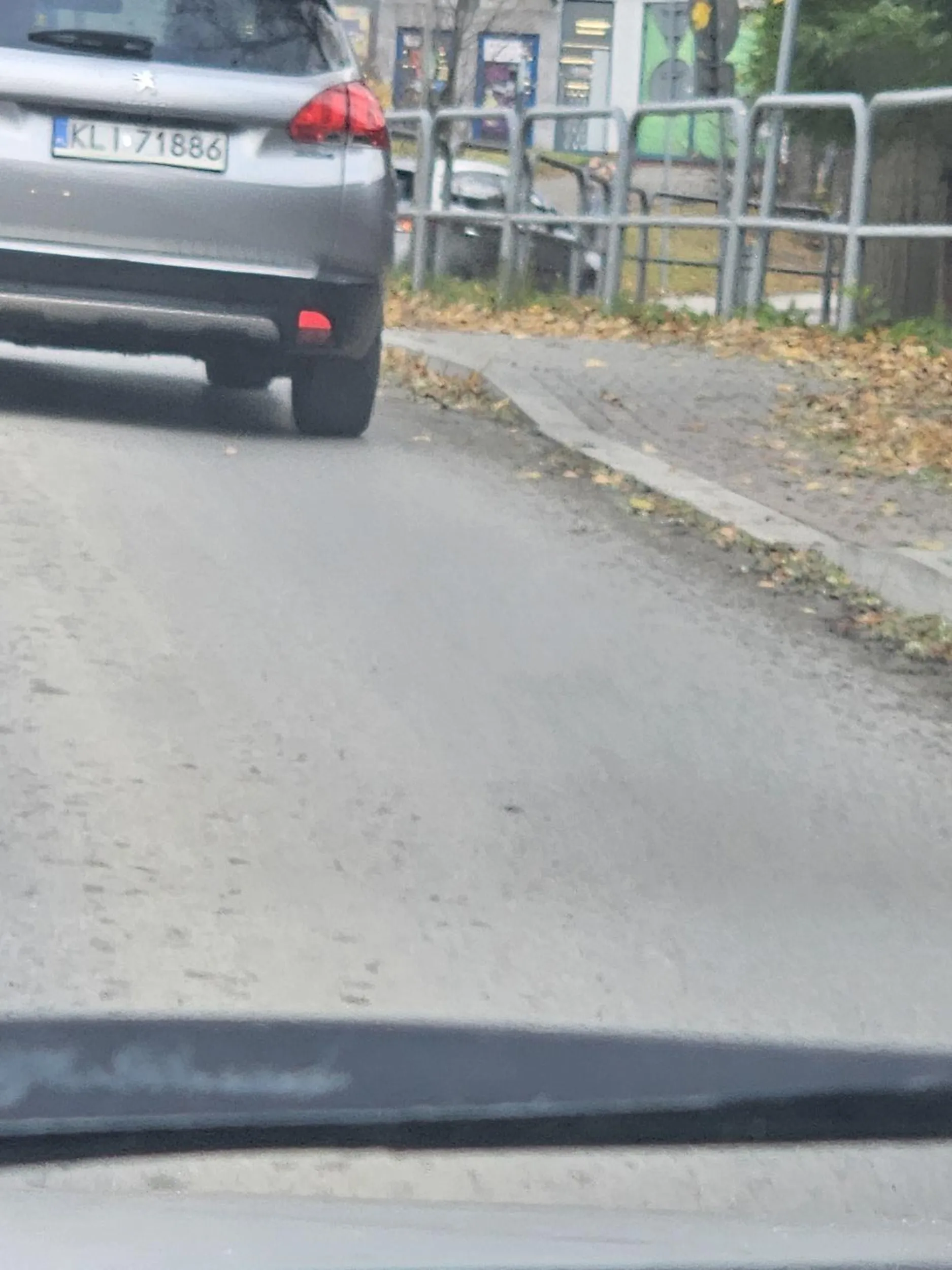 Gościu albo pijany albo głupi. 30 ma godzinę w całym mieście i hamuje gdy z przeciwka jedzie samochod. Ewidentnie cos z nim nie tak