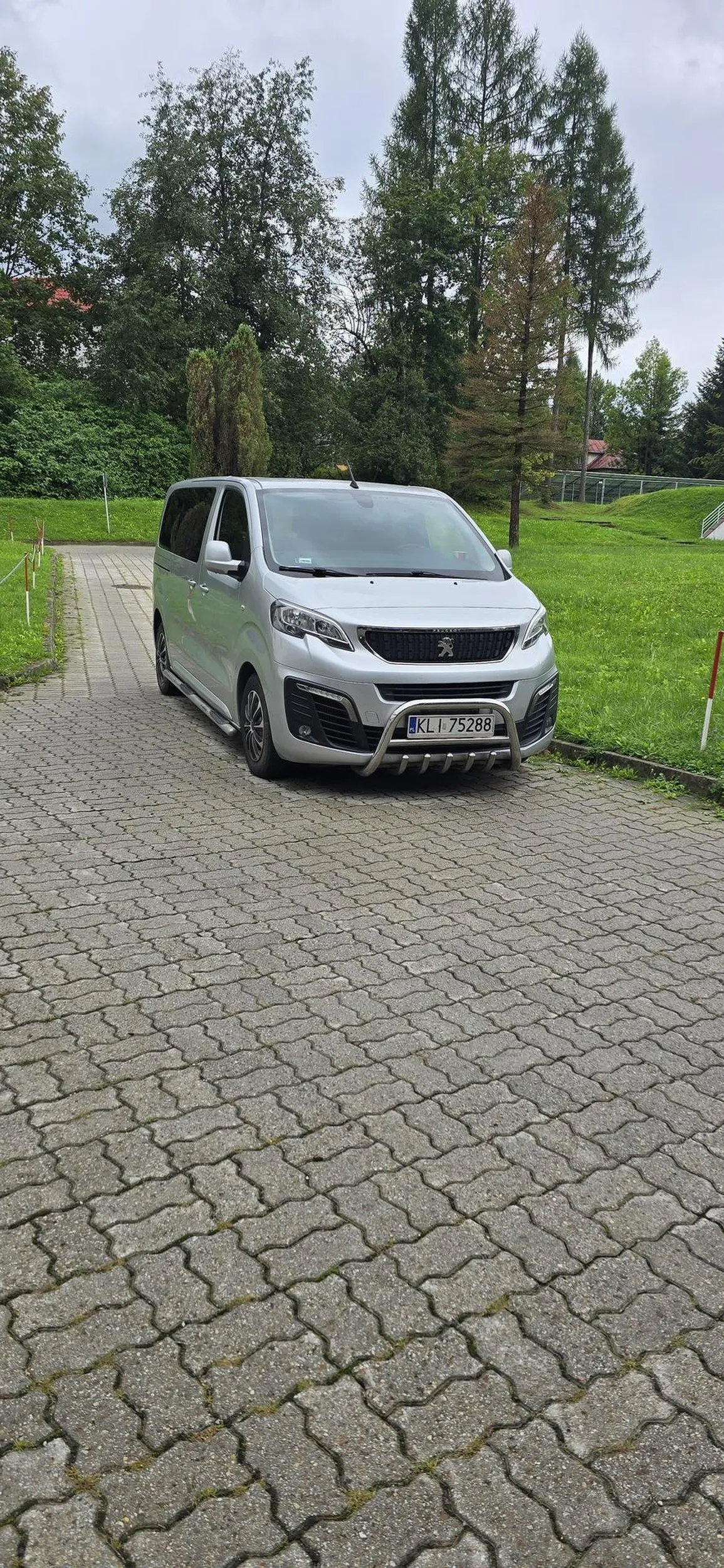 Mistrz parkowania na drodze pod szpitalem