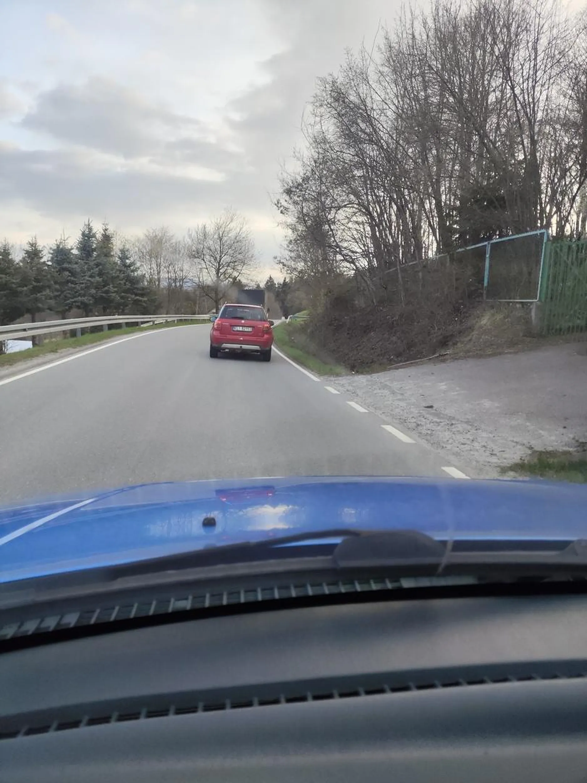 Pan z wielkim ego i małym śiurkiem, kiedy wrzuciłem kierunek i zacząłem go wyprzedzać panisko stwierdziło że nie da się wyprzedzić i dodało gazu ? słabe to i mało dojrzałe zachowanie u starszego kierowcy.