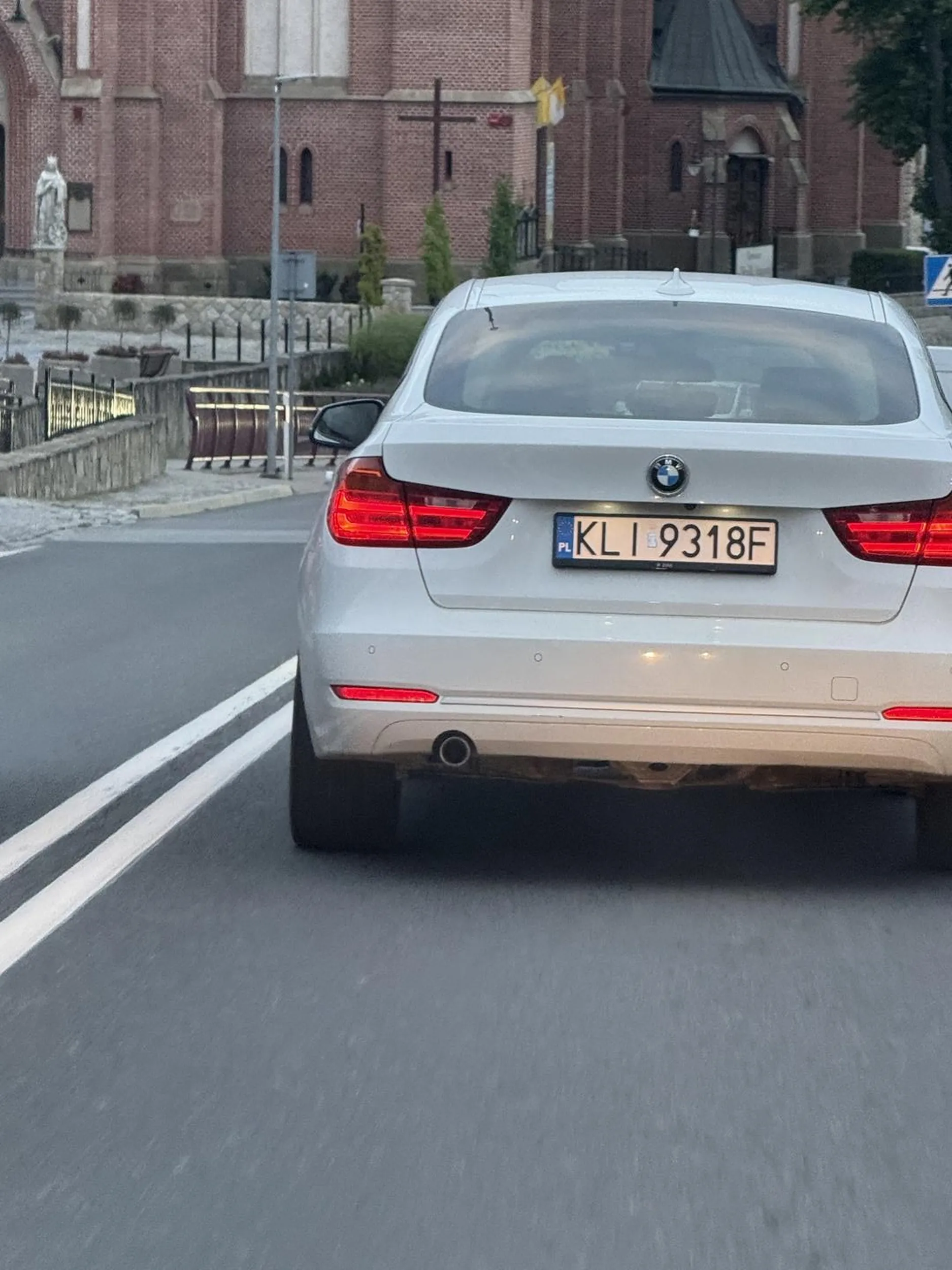 Jeździsz jakbyś był pijany. Środkiem drogi, bokiem, hamujesz gwałtownie bez powodu.