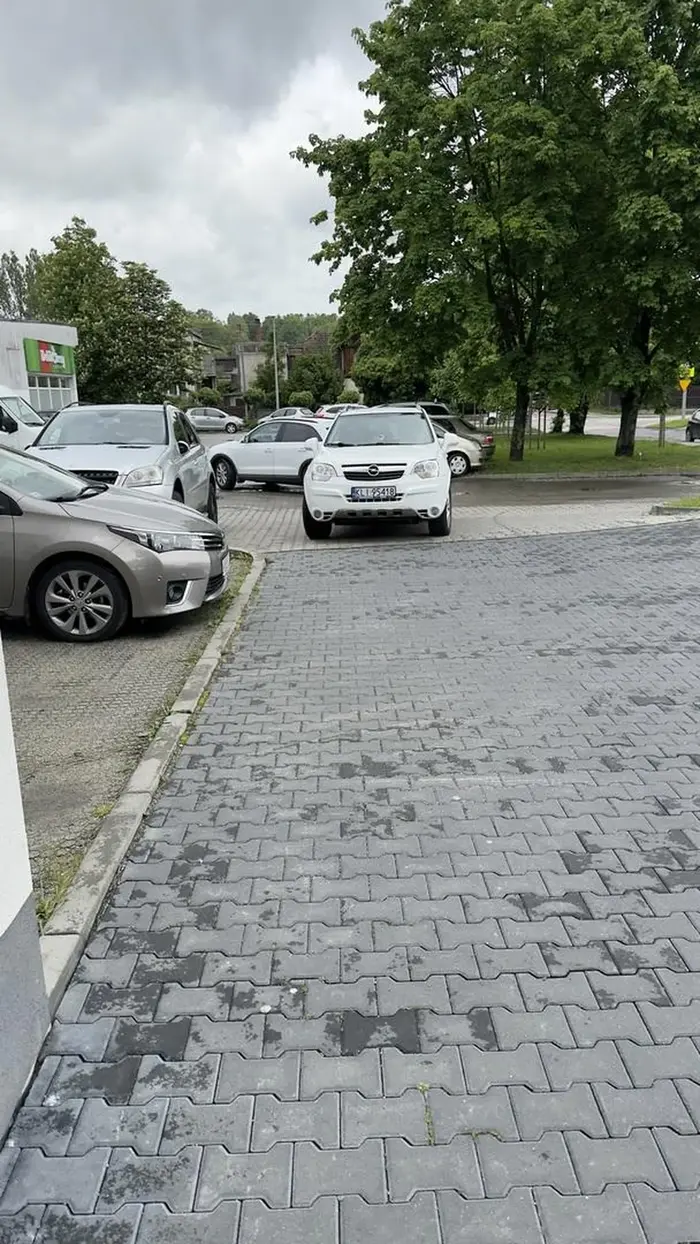 Parkuje na środku wjazdu, Limanowa