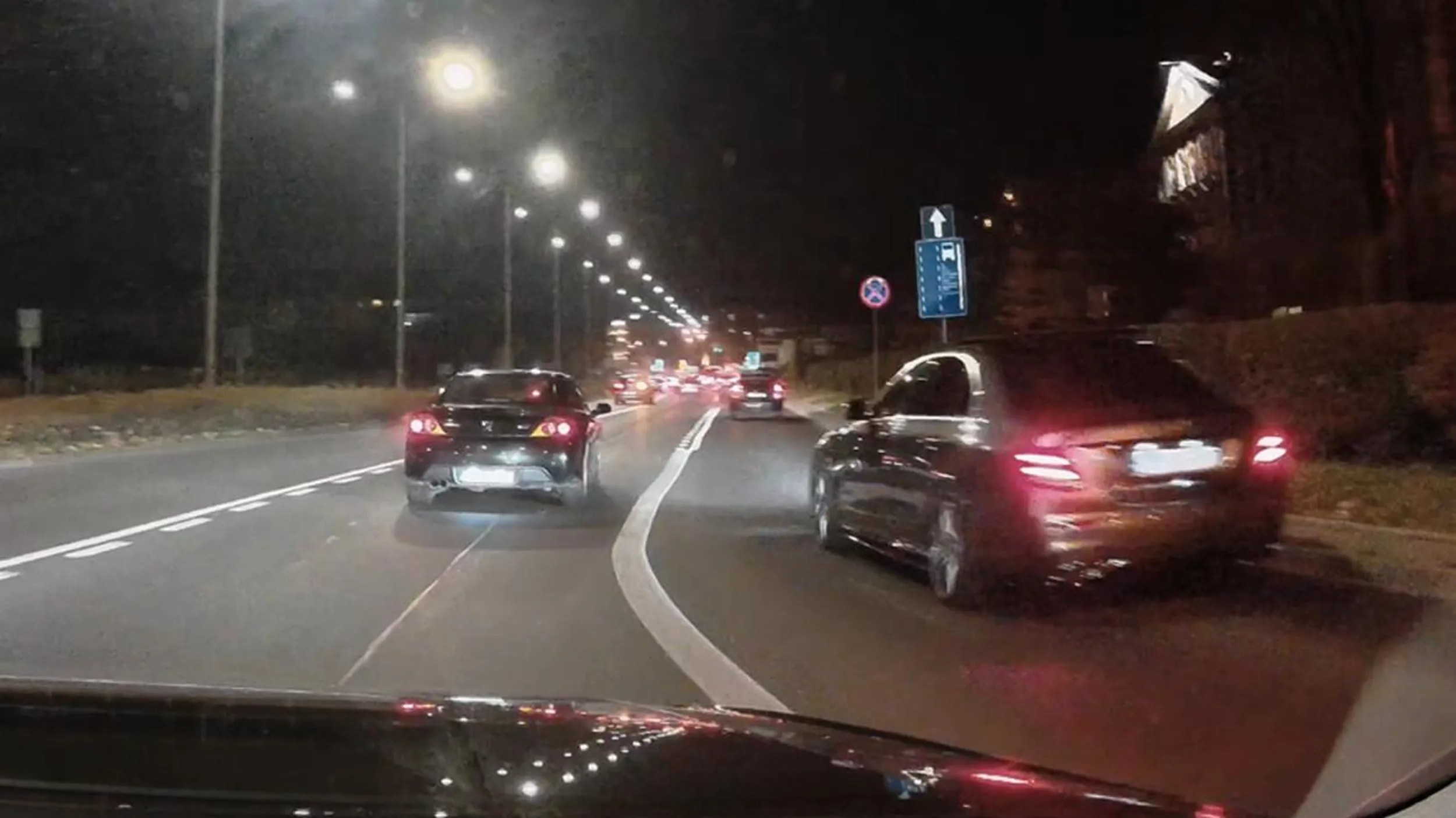 gamoń jeździ buspasem