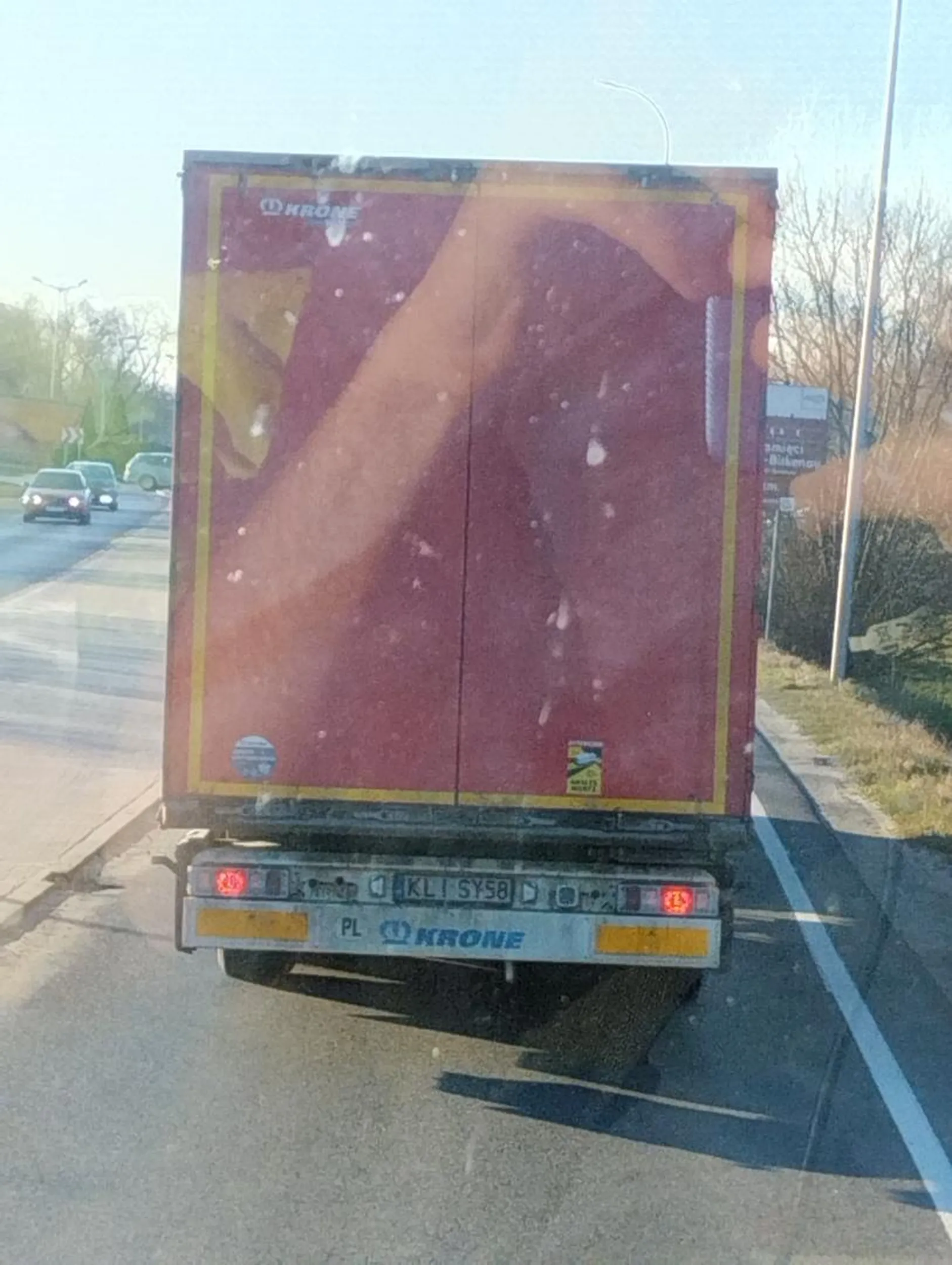 Kierowca totalny bez mózg jeździ po krawężnikach w terenie zabudowanym jedzie pod 20 km/h