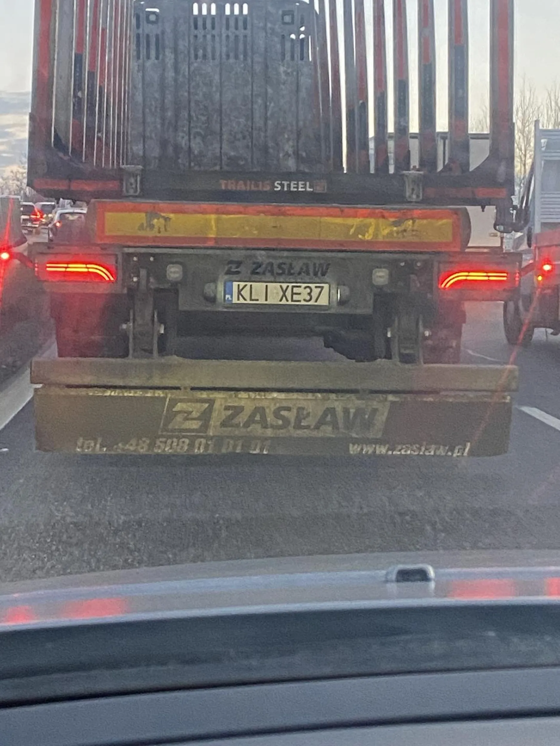 Kretyn, jedzie metr za mną przy 80 na godzinę jakimś pieprzonym tirem do przewozu drewna i to na prawym pasie …