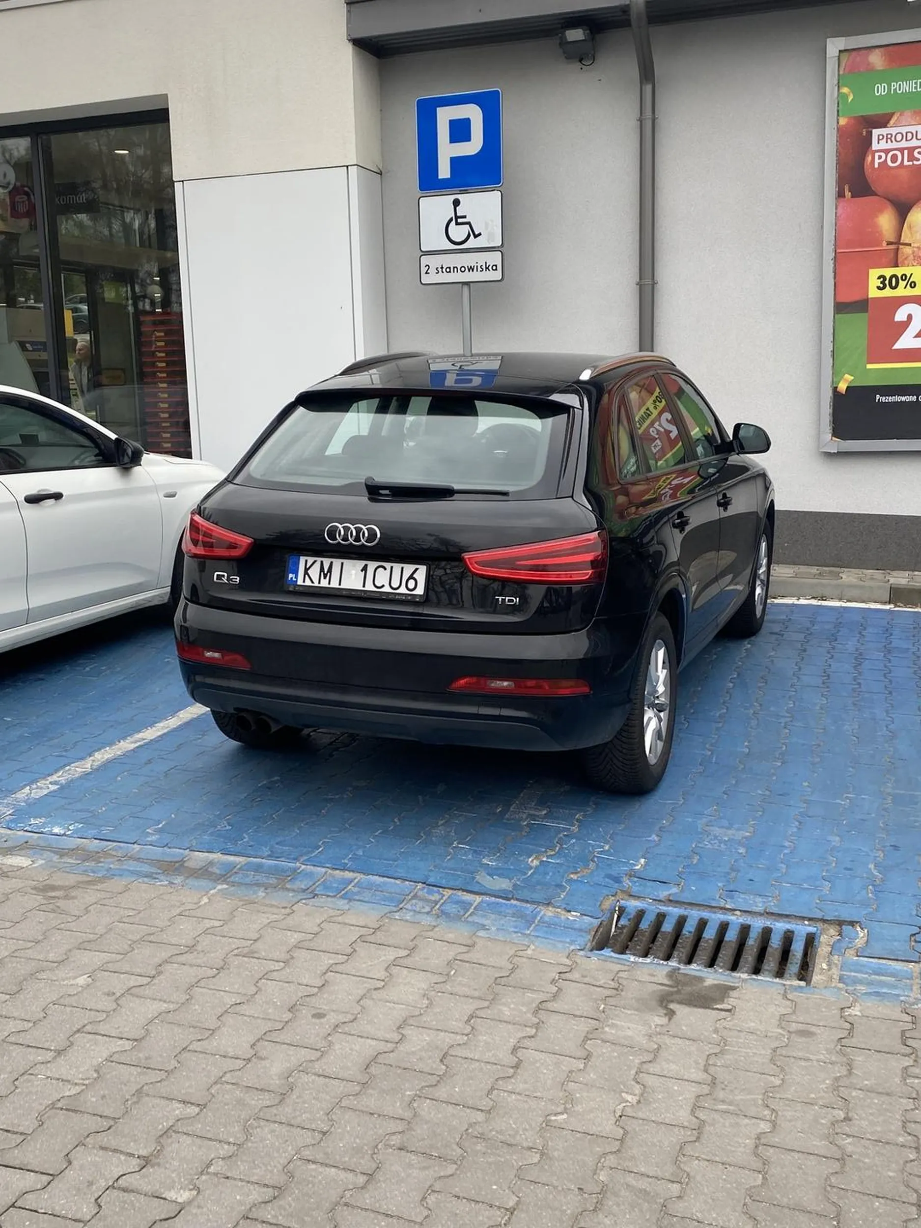 Kierowca staje na miejscu przeznaczonym dla niepełnosprawnych mimo braku posiadania uprawnień