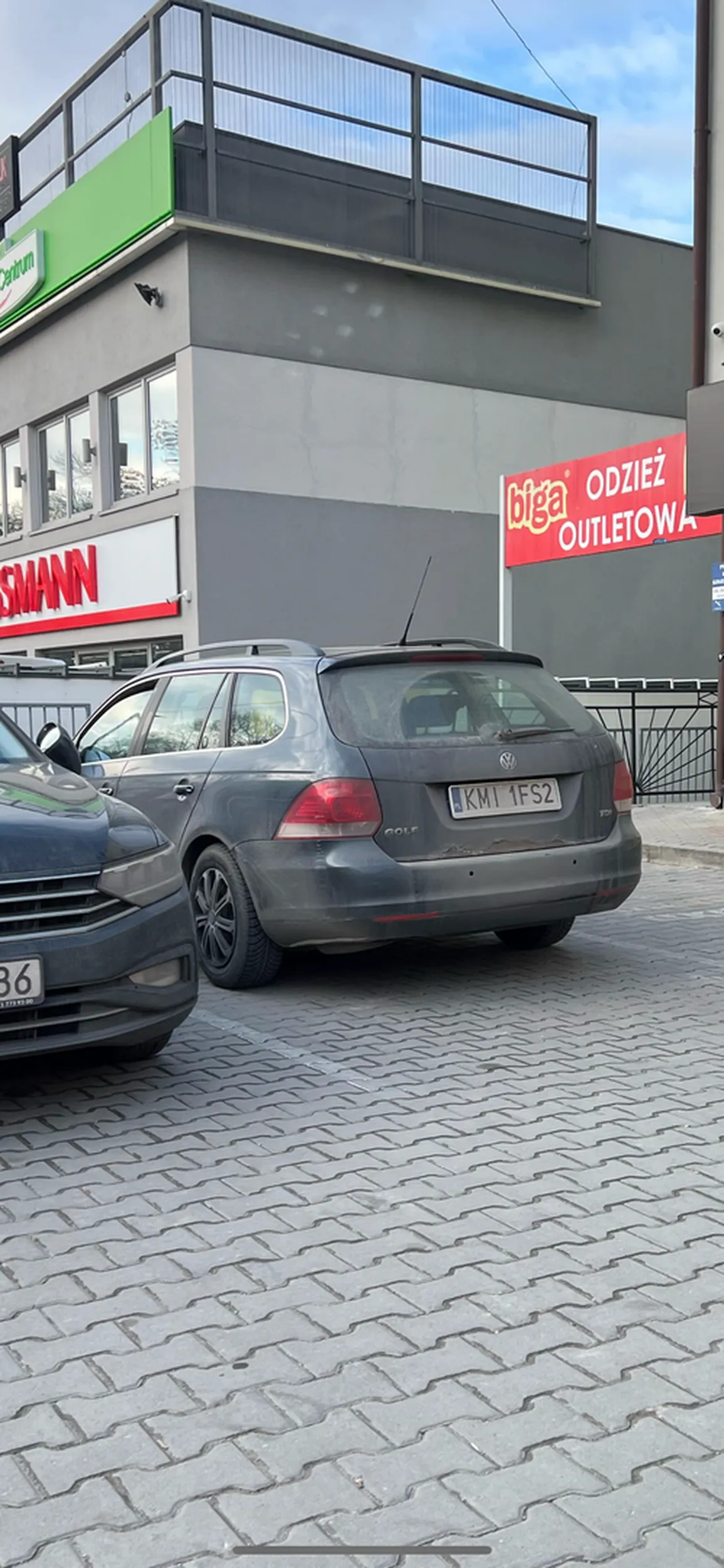 Błazen z urodą nocy listopadowej pruje się o miejsce parkingowe