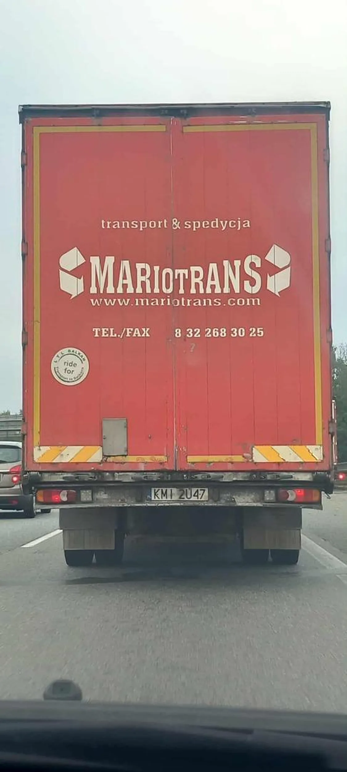 Zapraszam na kurs nauki jazdy, włączając się do ruchu na ekspresówkę nie należy jechać 30 km/h, A TYM BARDZIEJ NIE NALEŻY WŁĄCZAĆ SIĘ DO RUCHU BEZ ZASYGNALIZOWANIA TEGO KIERUNKOWSKAZAMI. Musiałem zwalniać z 120 do 30, bardzo nieprzyjemne uczucie, kierowcy serdecznie nie pozdrawiam.