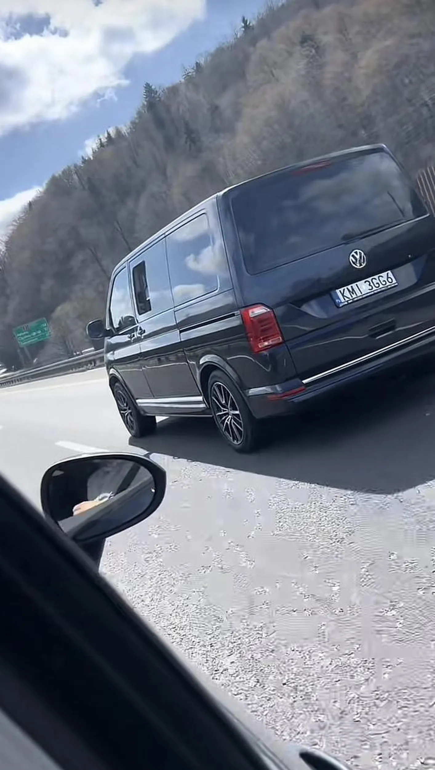 Skrajnie niebezpiecznie zachowują się pasażerowie w busie.Na drodze szybkiego ruchu pasażer wychylił się z kieliszkiem z płynem nie wiadomego pochodzenia i dał pasażerowi drugiego samochodu jadącego obok.