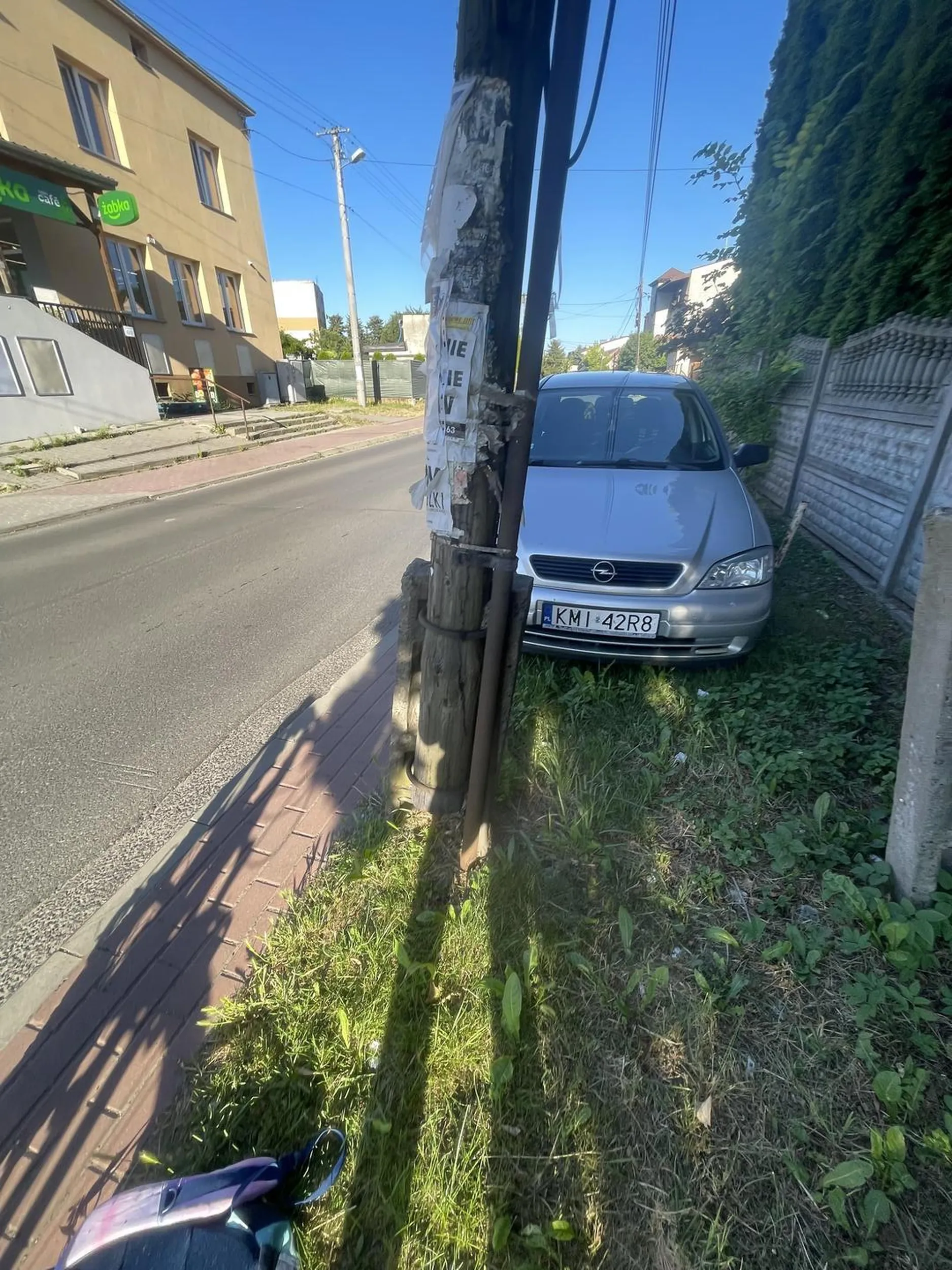 Stoisz tak że nie da się wogule przejść. Trzeba użyć ulicy na której cały czas jeżdżą auta