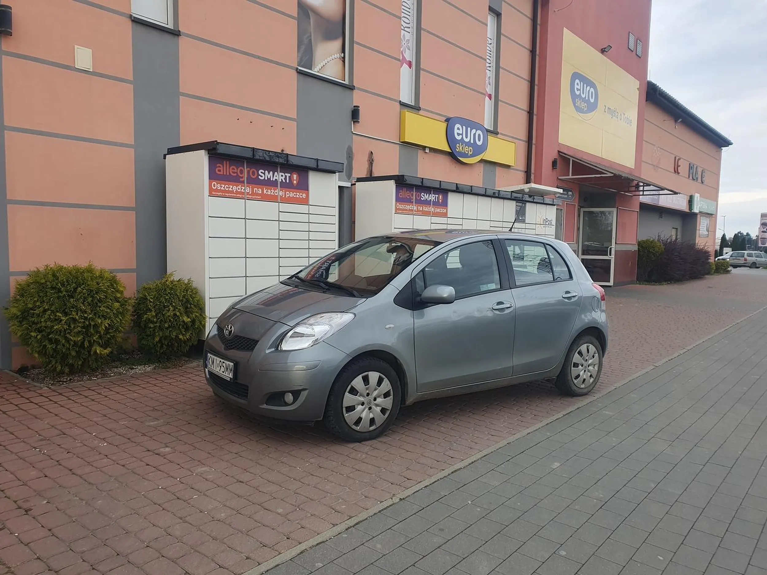 Pół parkingu wolnego, a staje byle jak przy paczkomacie