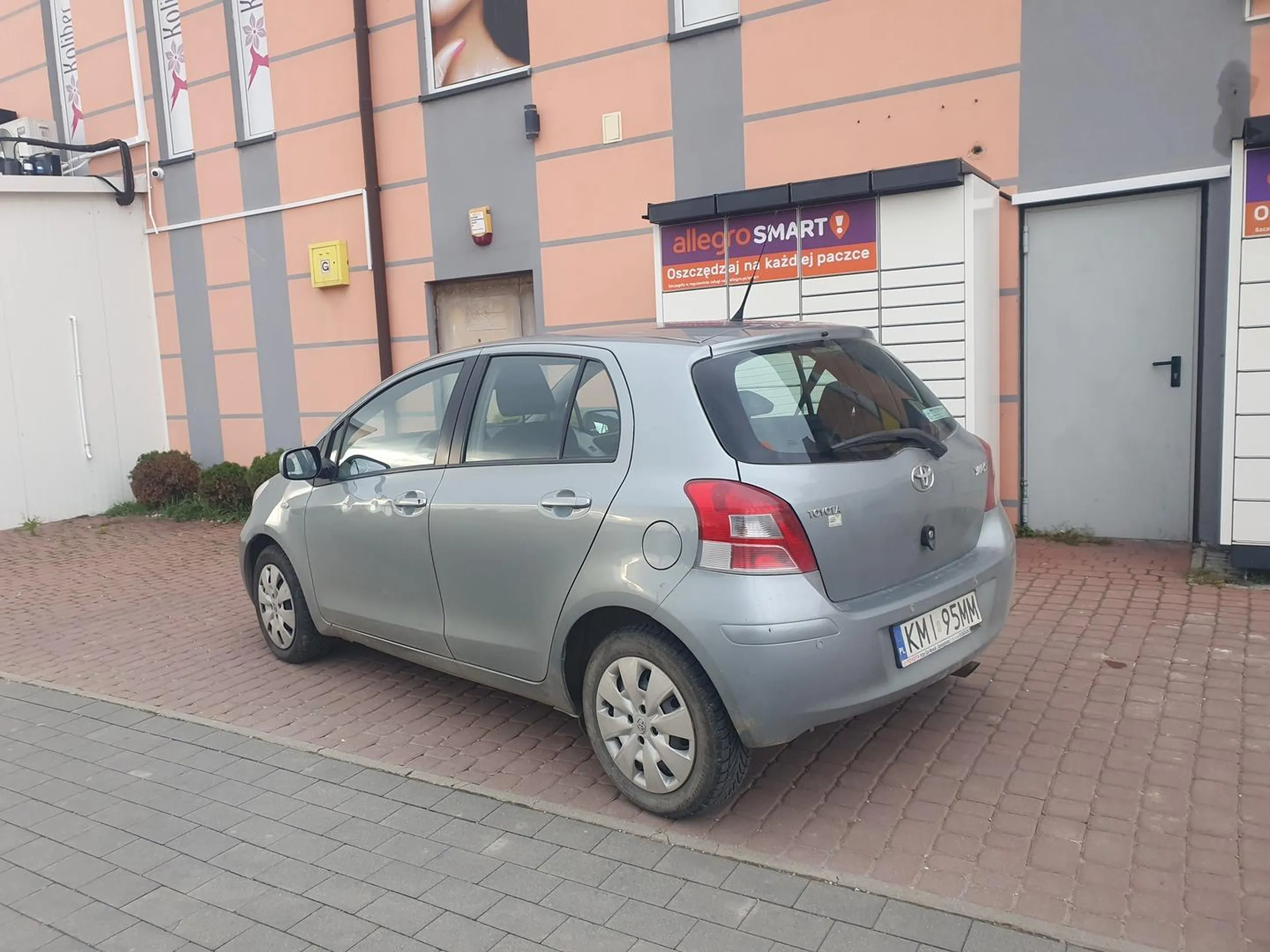 Pół parkingu wolnego, a staje byle jak przy paczkomacie