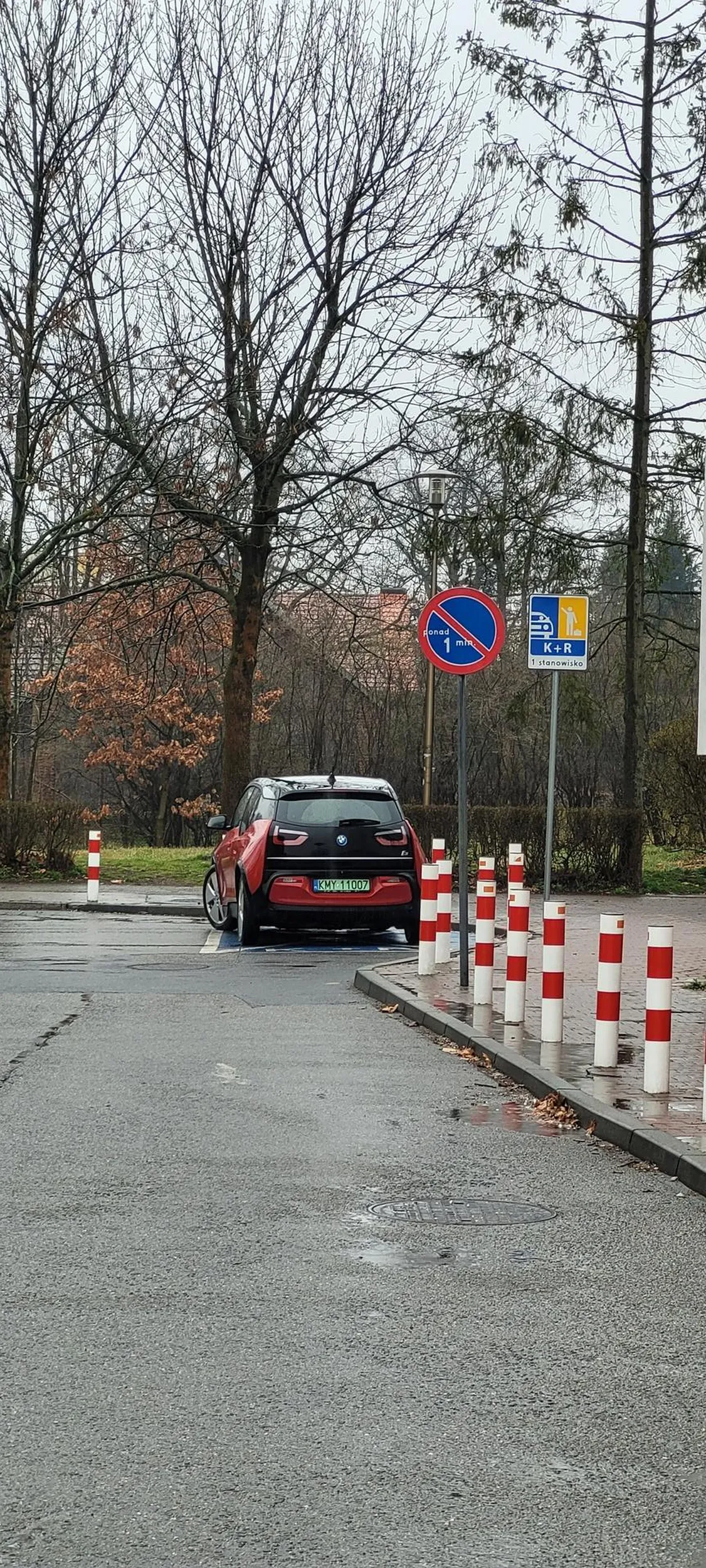 Kolejny właściciel BMW który myśl, że ma prywatne miejse parkingowe pod szkołą. Zajmuje miejsce do szybkiego odbioru dzieci po 15min. Utrudnia wyjazd. Totalne bezmózgowie