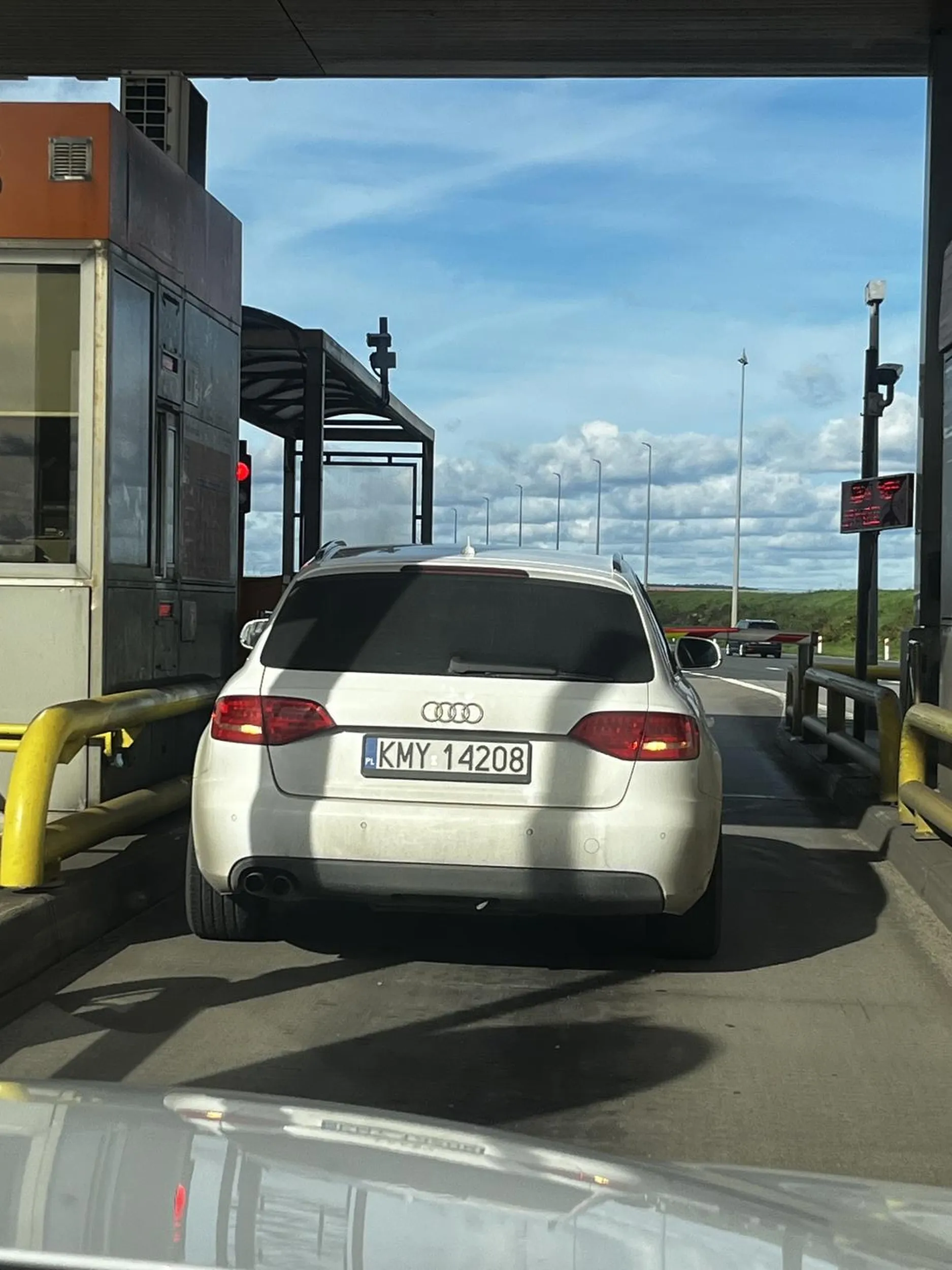 Typ nie dosc ze sie wepchnąl przed nas przed bramke, to jeszcze nie mial amber go i wszyscy musieli sie wycofywać, zeby ksiecia przepuscic