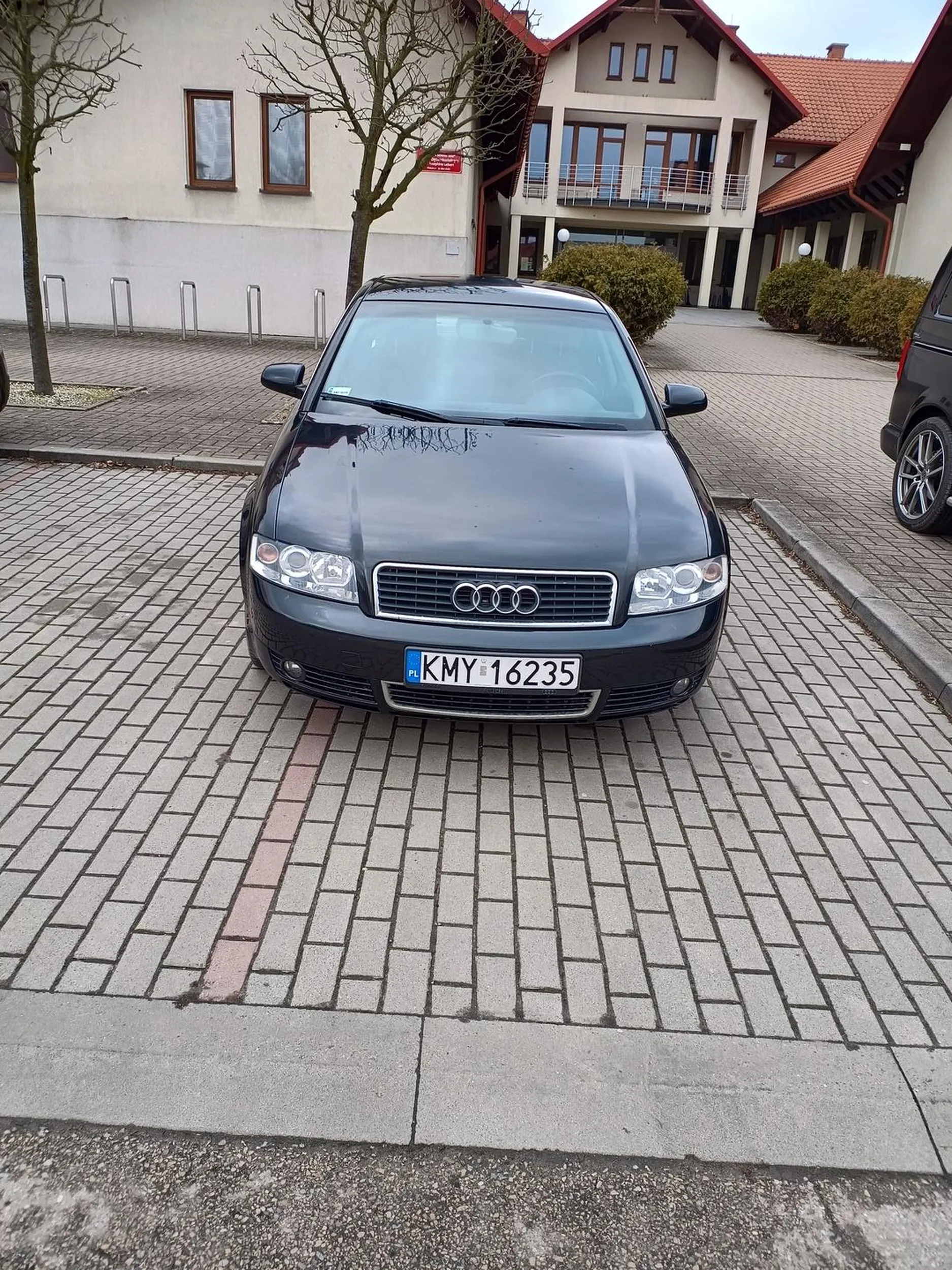 Niby parkuje pod szkołą, ale nie nauczyli go nie wychodzić za linie.