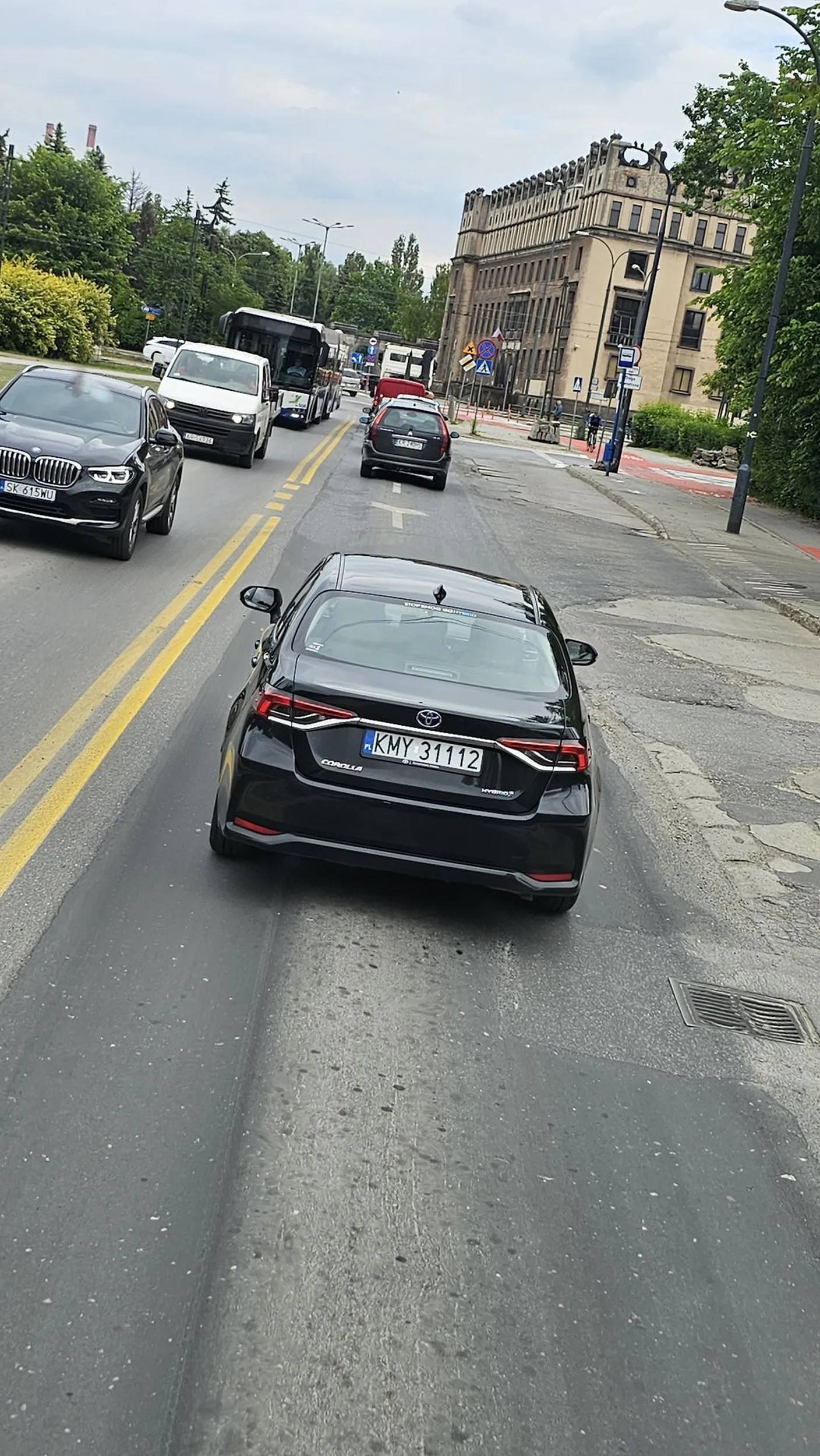 Jak przyjechałeś z że wsi myslenice do Krakowa i tam cie nie nauczyli jezdzic.  To zamow taxi aby cie zawieźli  do Krakowa bo ruch blokujesz.