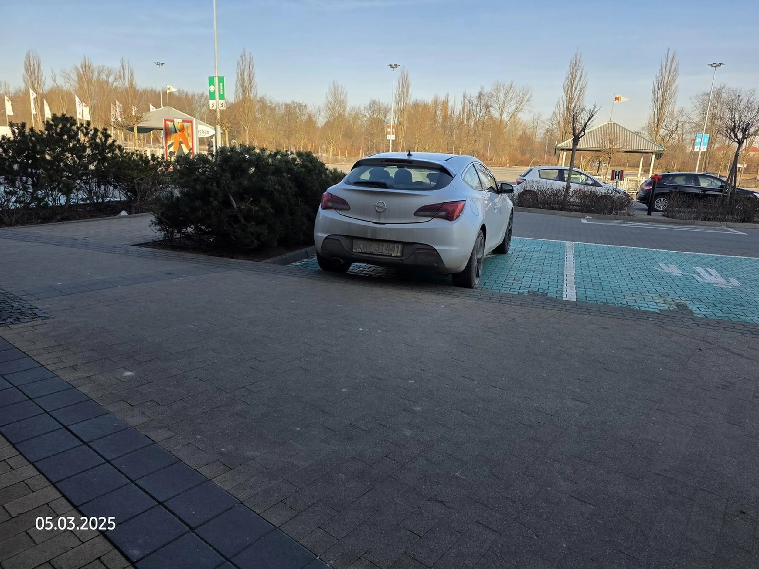 Zastawia na CALY DZIEN od wczesnych godzin porannych, miejsce dla rodzin z dziećmi a parkingu M1 w Krakowie