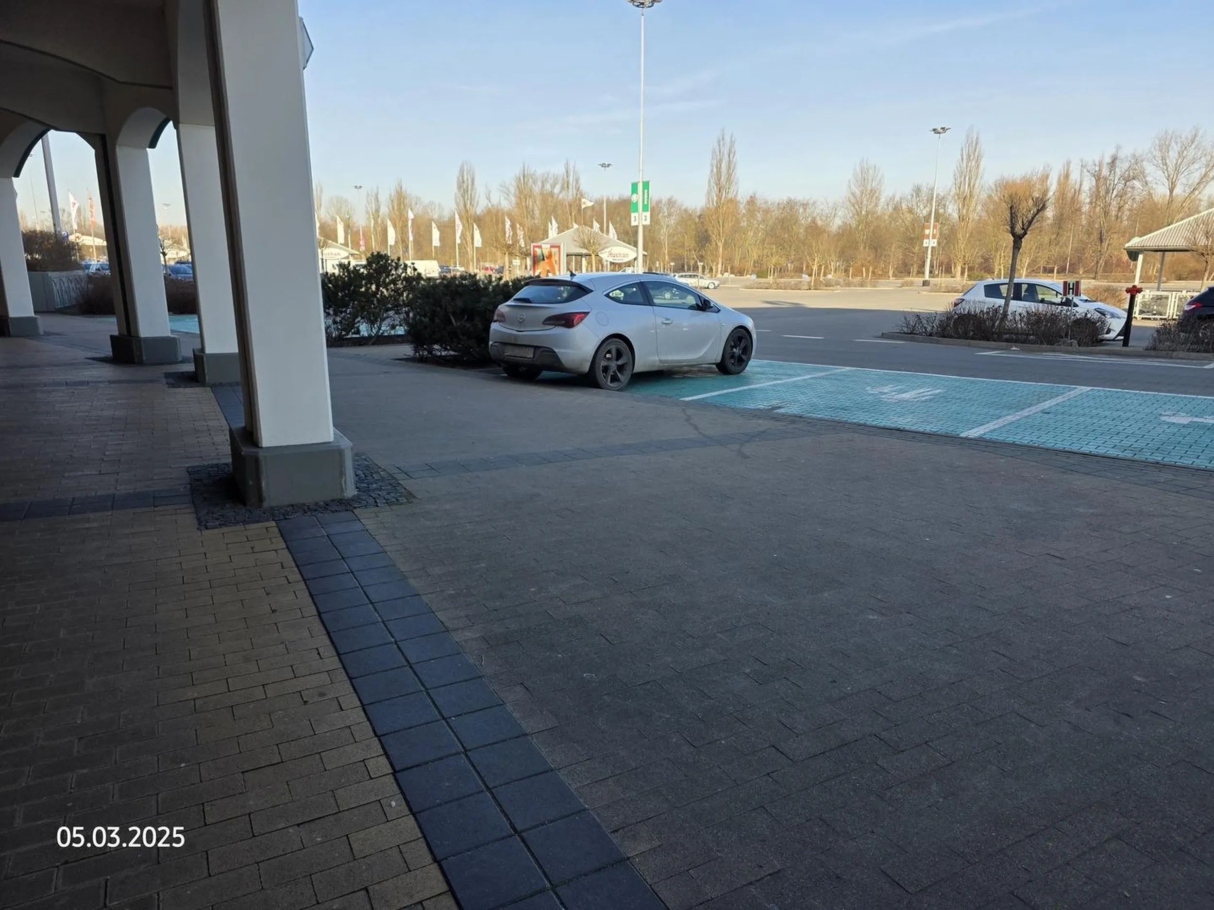 Zastawia na CALY DZIEN od wczesnych godzin porannych, miejsce dla rodzin z dziećmi a parkingu M1 w Krakowie