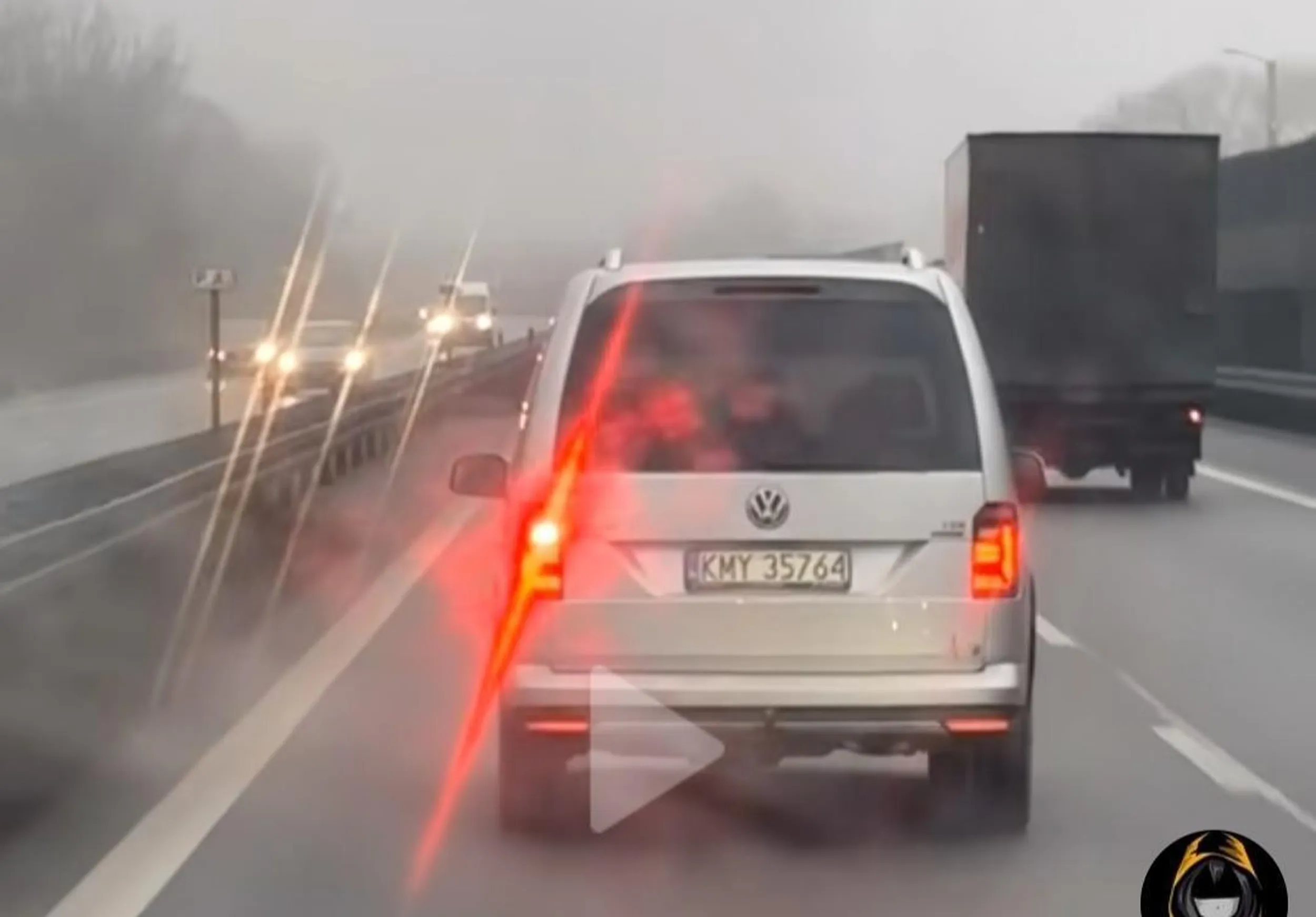 Lekka mgiełka i burak z KMY musi włączyć przeciwmgielne i umyślnie oślepiać innych. Takim burakom powinni odbierać prawka .