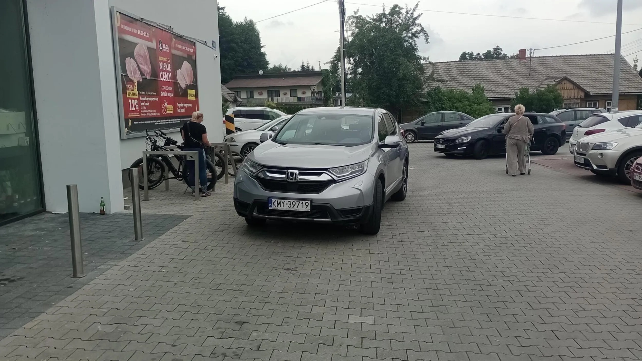 11:30 26.07.2025 Biedronka Wiśniowa 749, 32-412 Wiśniowa. Nie mam pojęcia kto uczył Panią parkowania i kultury, ale myślę że czas wrócić na plac manewrowy na nauki powtóne, a kolejny kierowca nauczy Panią jak posługiwać się samochodem poprawnie.