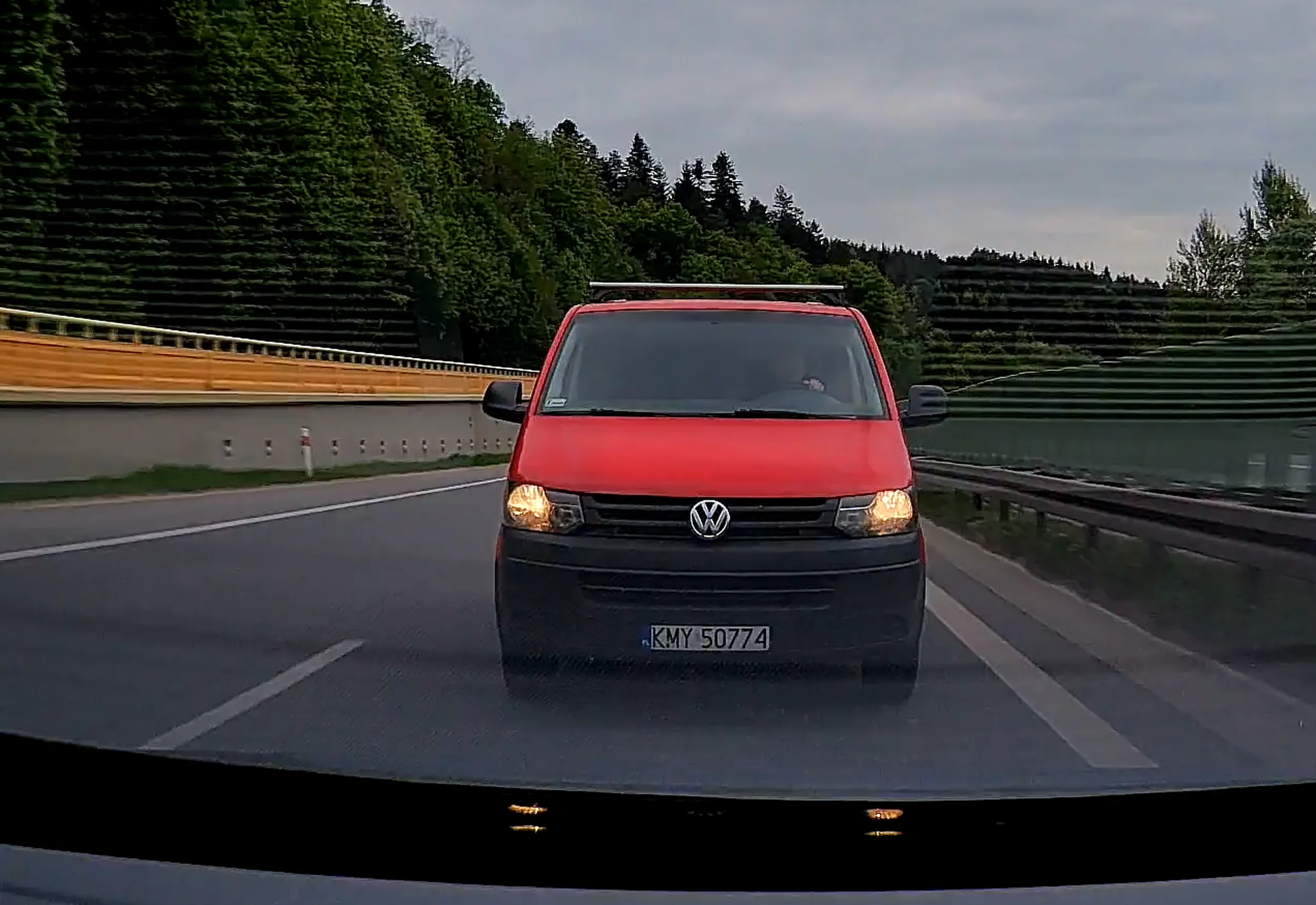 Kierowco zacznij zachowywać odstęp, nie siedź na zderzaku, widzisz, że jest ruch, że z przepisową prędkością lewym pasem są wyprzedzane samochody, oraz to, że przed samochodem poprzedzającym jest kolejny - to dojeżdżasz na zderzak i mrugasz długimi. Spowodujesz wypadek to nic nie przyśpieszysz.