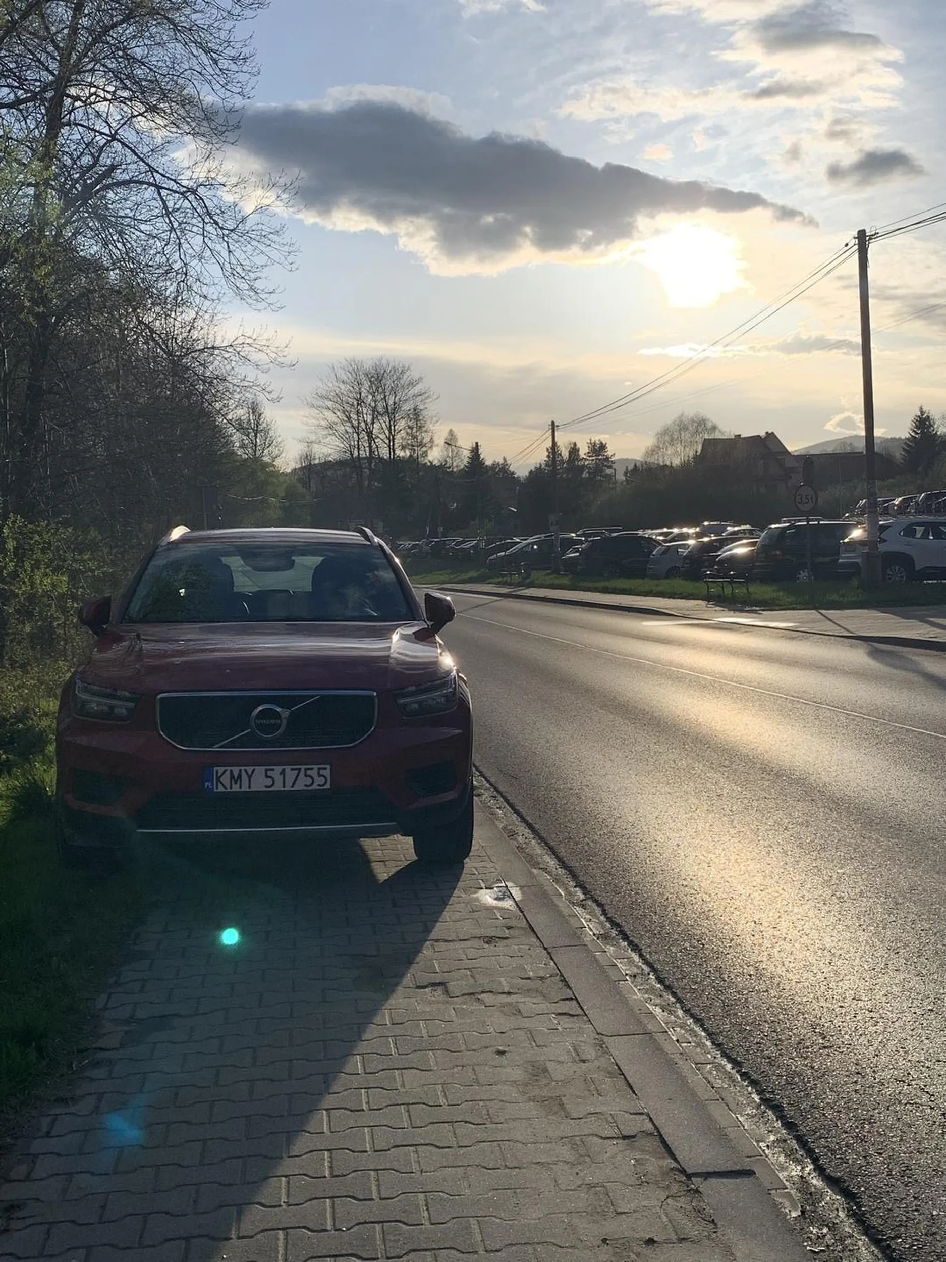 Wiele jestem w stanie zrozumieć ale kierowca to porostu ku**s i obok jest parking a on stoi na chodniku .