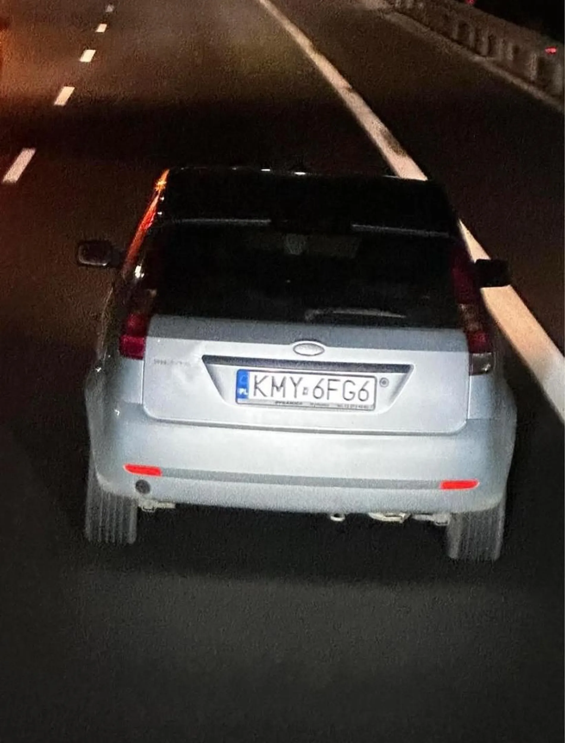 Kierowca tego samochodu non stop zapomina włączyć światła.