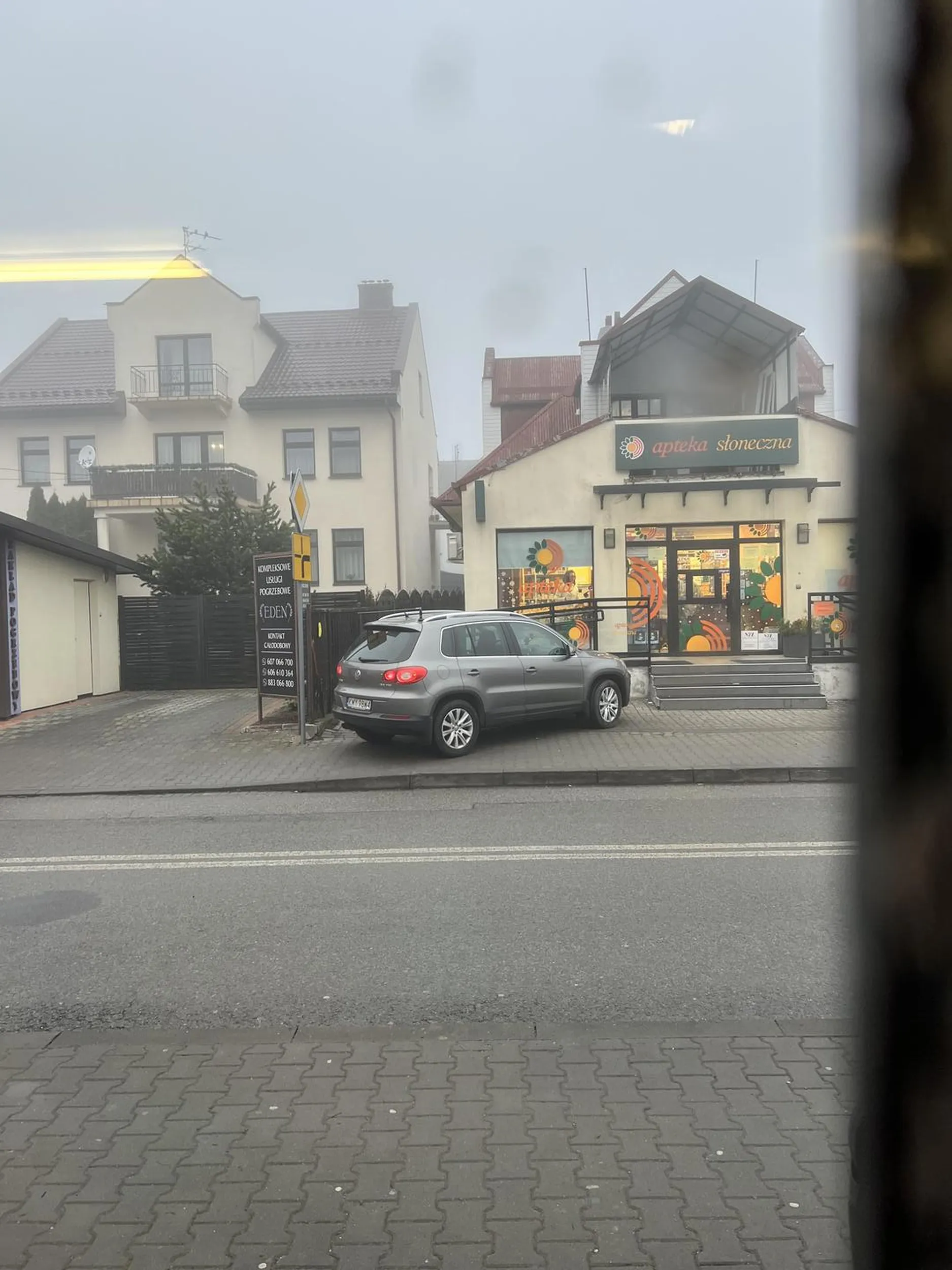 Masakra zaparkował pod apteką tak że nie da się przejść