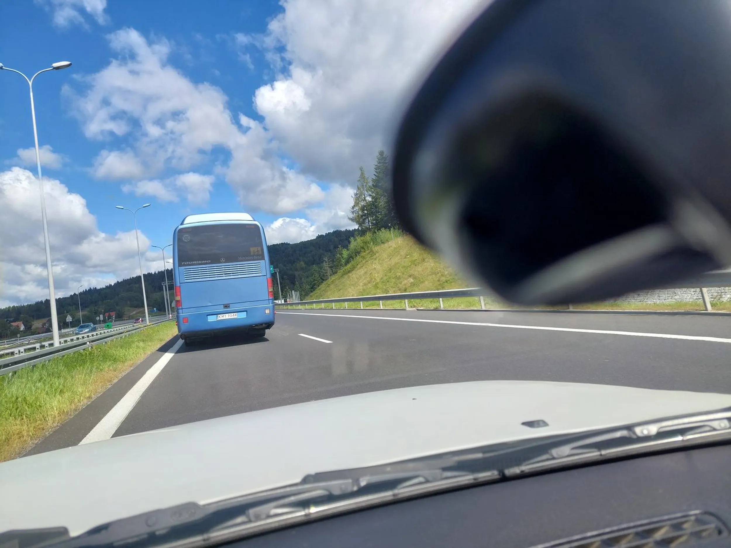 Autobus wycieczkowy. Prawie wgniótł nas w bariere na autostradzie przy zmianie pasa, plis wyprzedzanie na zakazie w tunelu na zakopiance.