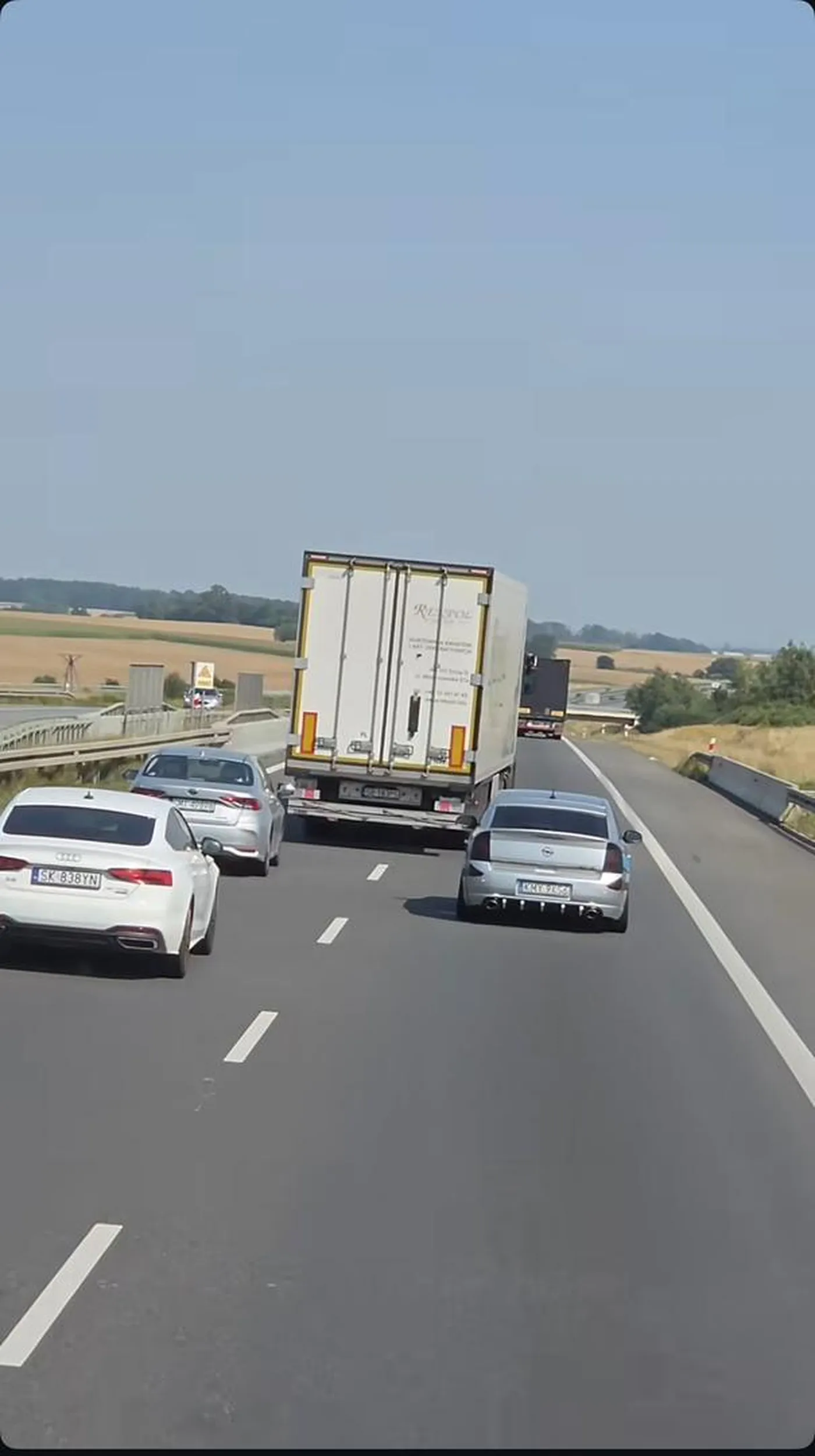 Wieś tuning z tymi dyfuzorami, dyniowymi lampami. Myśli że ma sportowy samochód a wyprzedza go Tir.