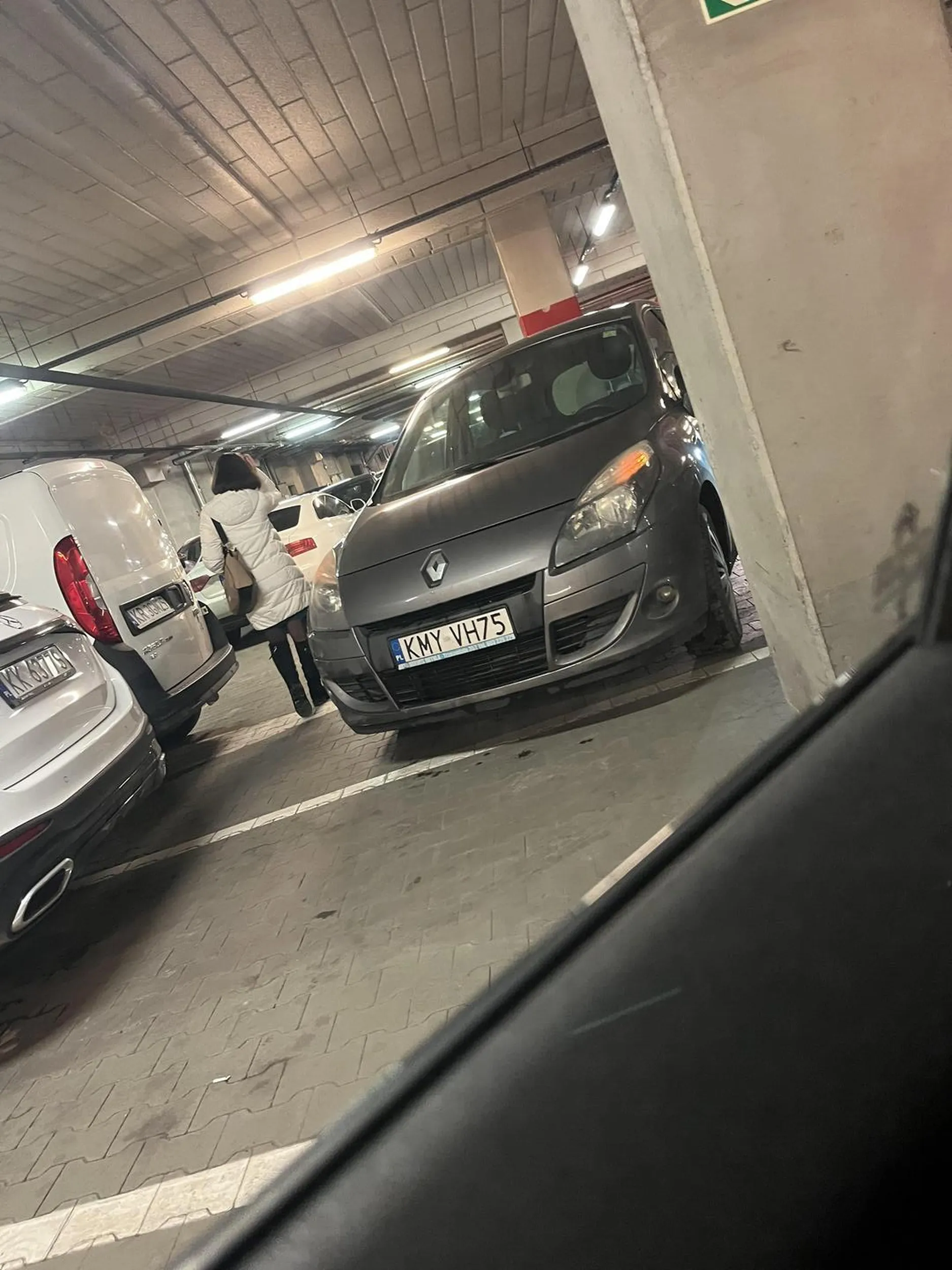 spryciarz zeby ominac korek na parkingu wlaczyl awaryjne i uciekl z synem a auto zostalo i zastawialo 2 inne tak zeby nie moglo wyjechac, nie pozdrawiam
