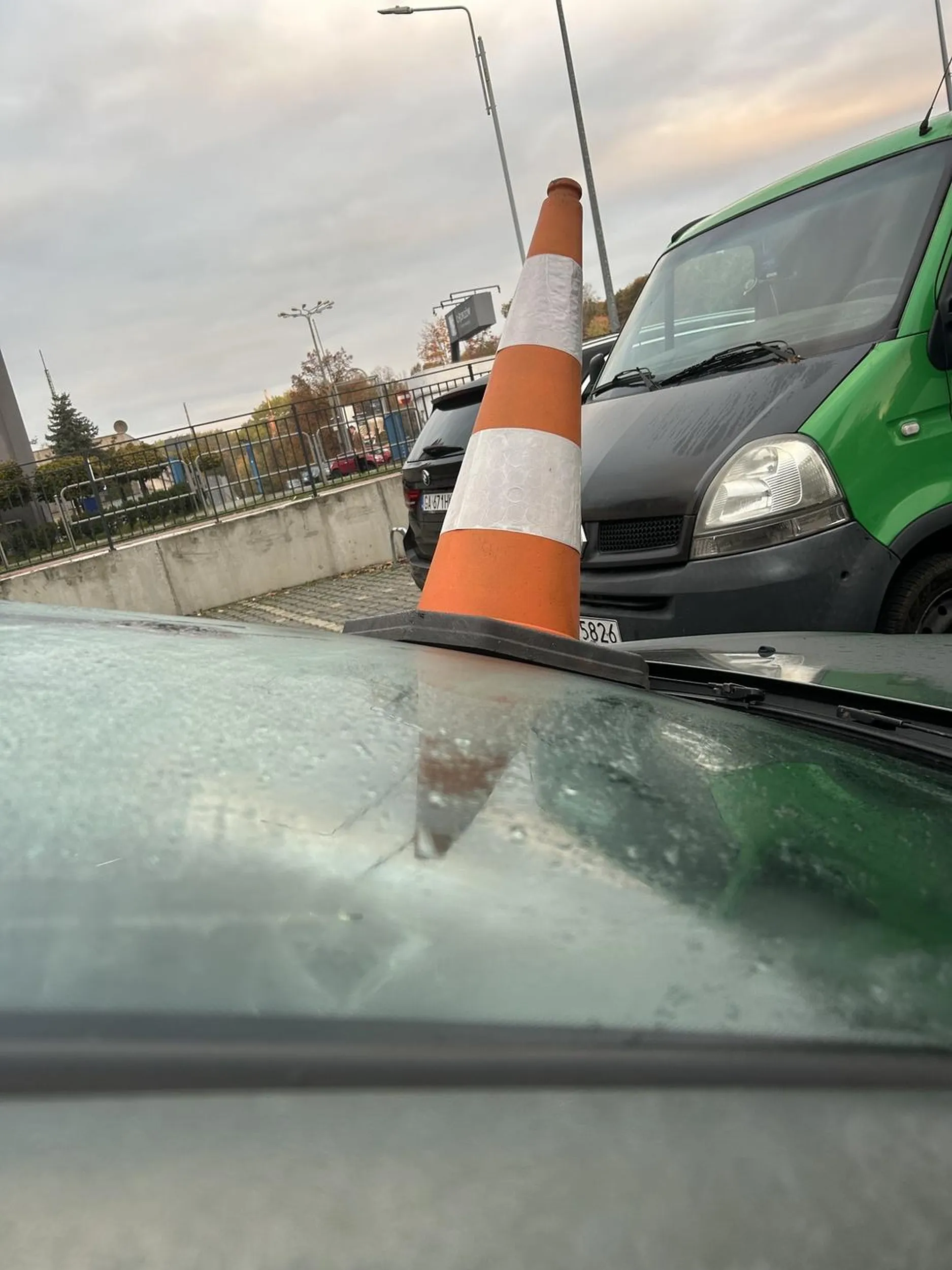 Kierowca pierwsza klasa pruje sie o miejsce parkingowe ktore nie jest oznaczone. Najpierw przylepił nam pachołka do przedniej szyby a potem zostawil kartke ,, miejsce prywatne!!!!” . Nie mozna tak bylo odrazu chamie? To nie jest twój pierwszy żart w dodatku nie śmieszny z tym pachołkiem