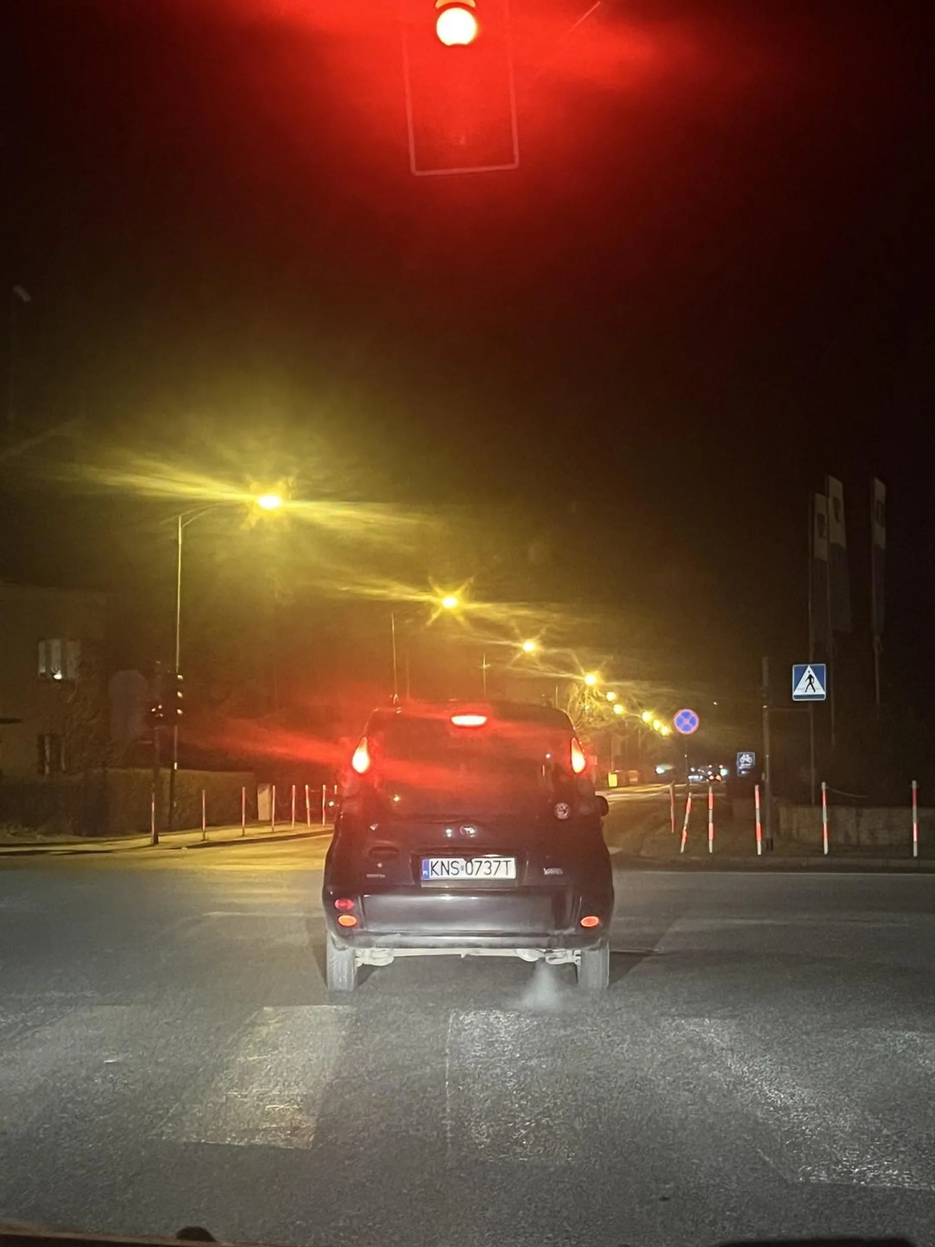 Bardzo inteligenty kierowca postanowił stanąć na środku skrzyżowania na światłach czekając nie wiadomo na co. Czekał aż sam się ruszy ale zapaliło się zielone światło i musiałem grzecznie go po informować sygnałem dźwiękowym że czas już jechać