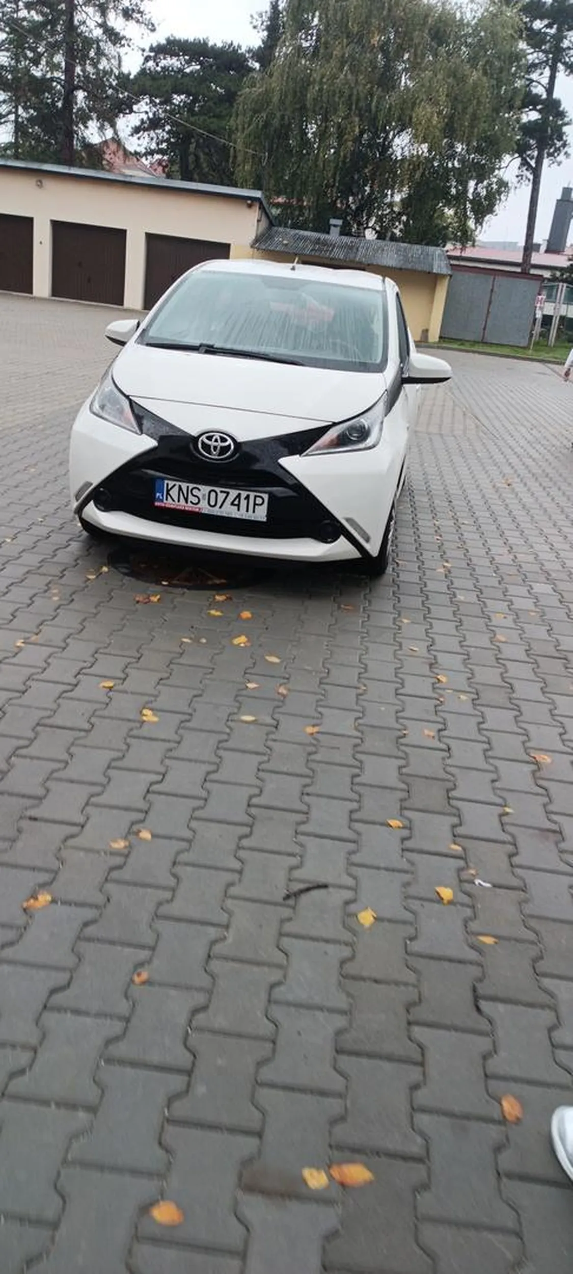 Radze szanownej pani nauczyć się parkować a nie zastawiać kurna pół parkingu szkoły tą toyotą. Ja wiem że nie każdy ma talent, ale pani to już szczególnie