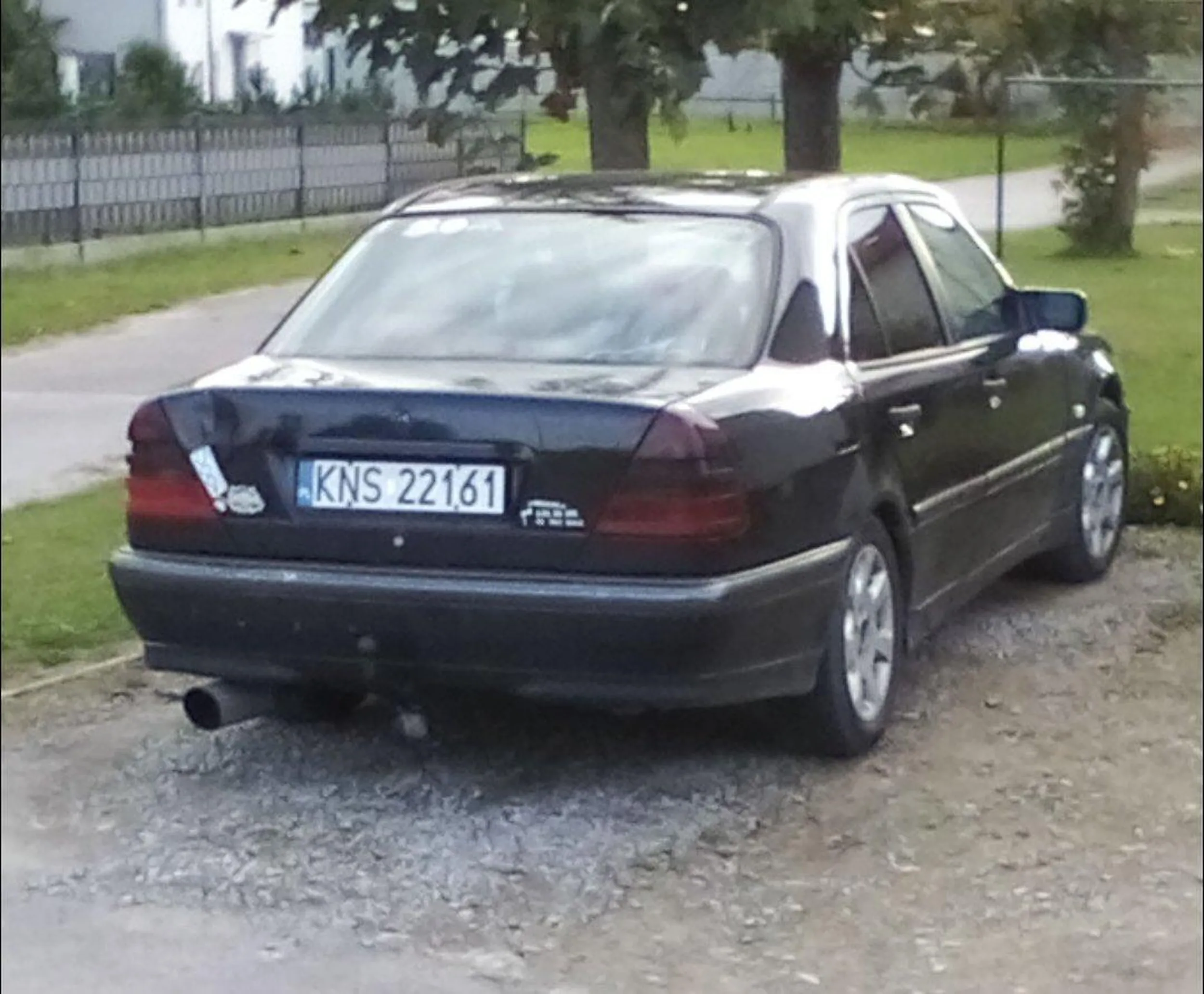 Kompletny złom więcej pianki montażowej niż blachy. A wydech z rynny fi 110.jpg